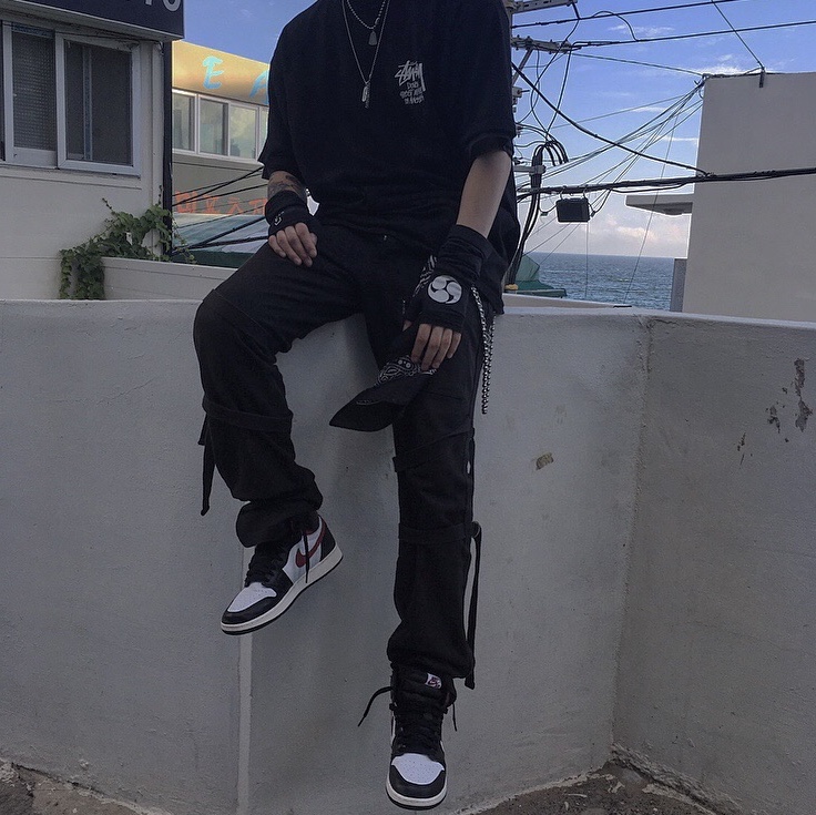 Stussy Stock DSM New York T-Shirt Black, Jordan 1 Retro High OG Gym Red 착용 스타일