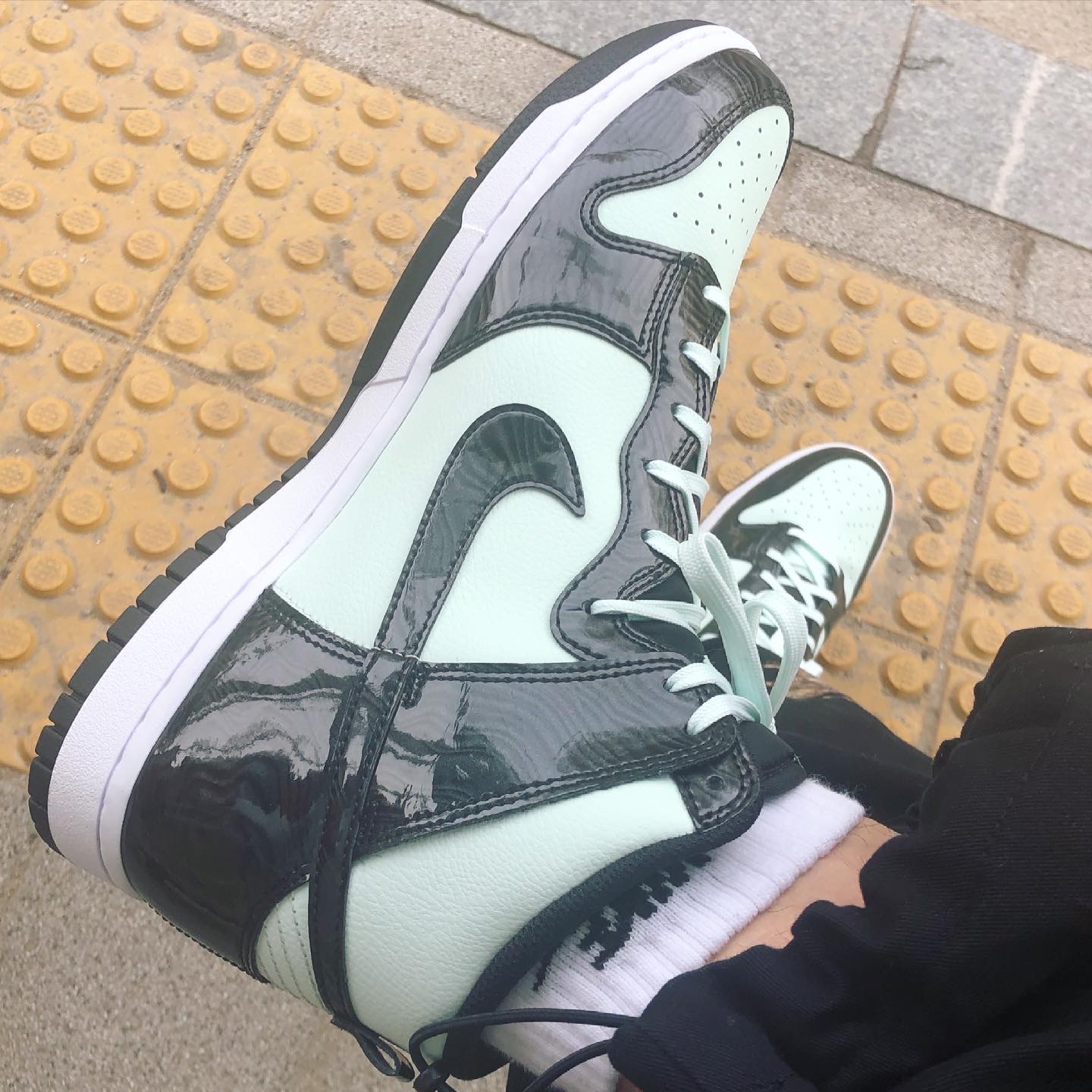 Nike Dunk High Barely Green 착용 스타일 - 2