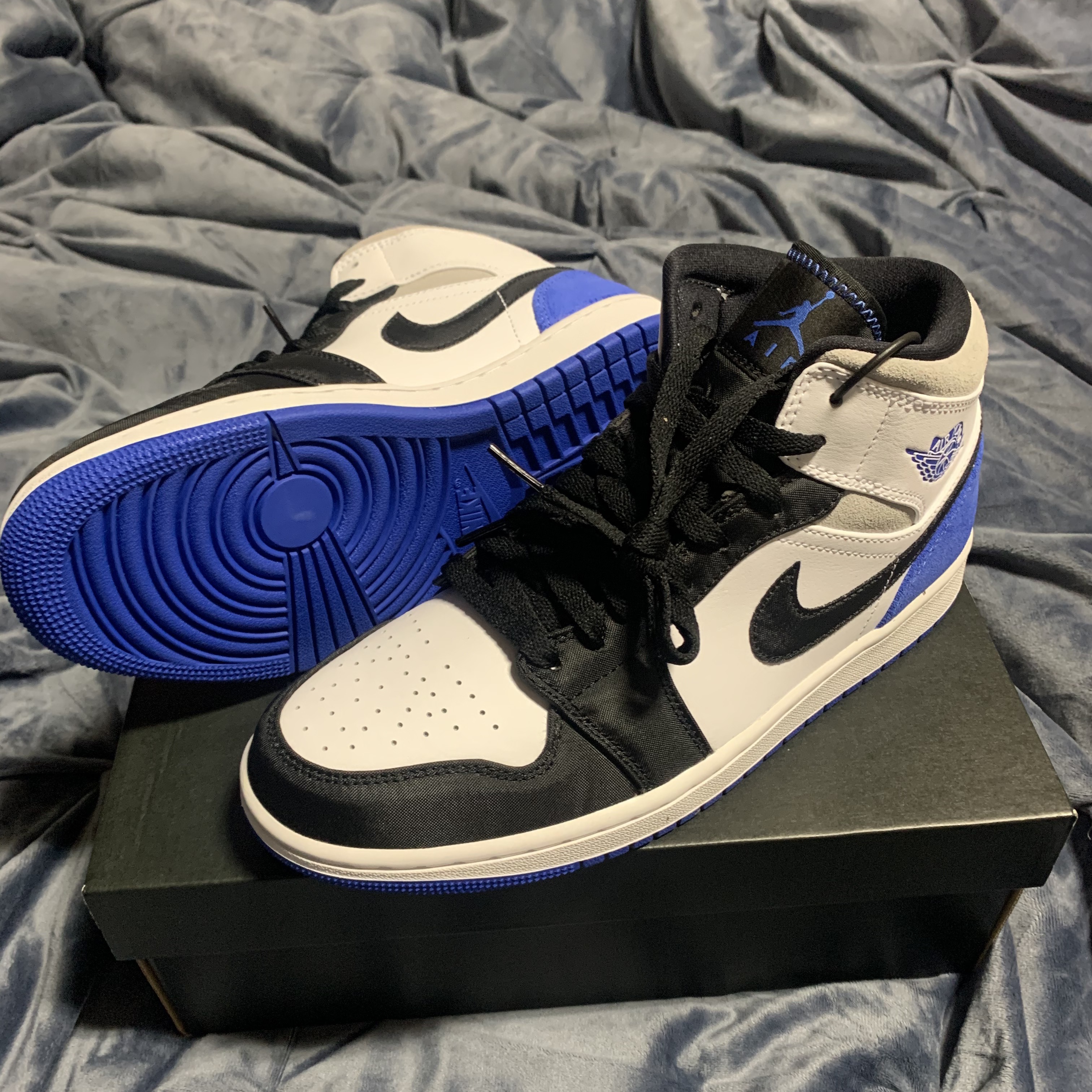 Jordan 1 Mid SE Hyper Royal 착용 스타일