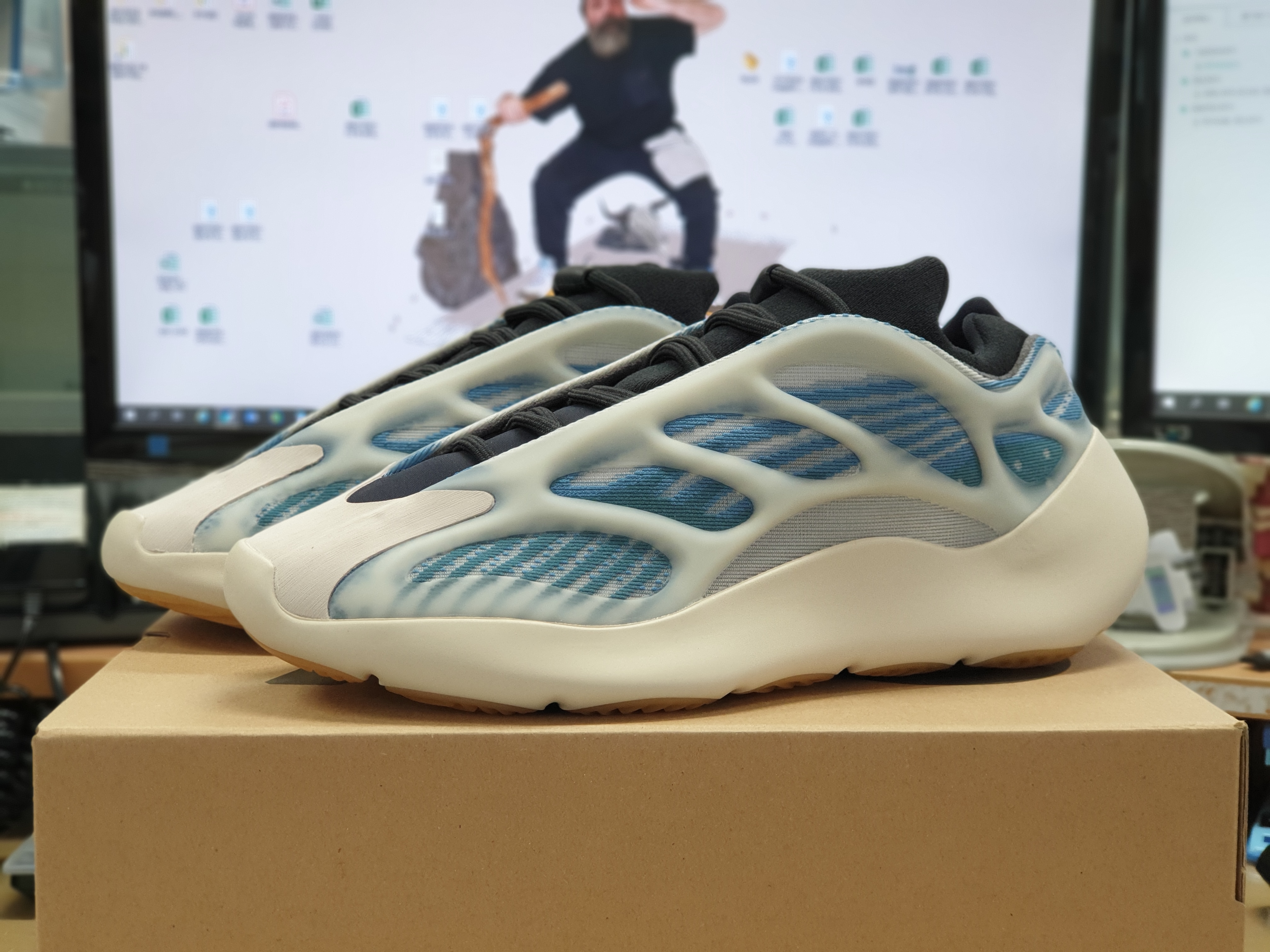 Adidas Yeezy 700 V3 Kyanite 착용 스타일