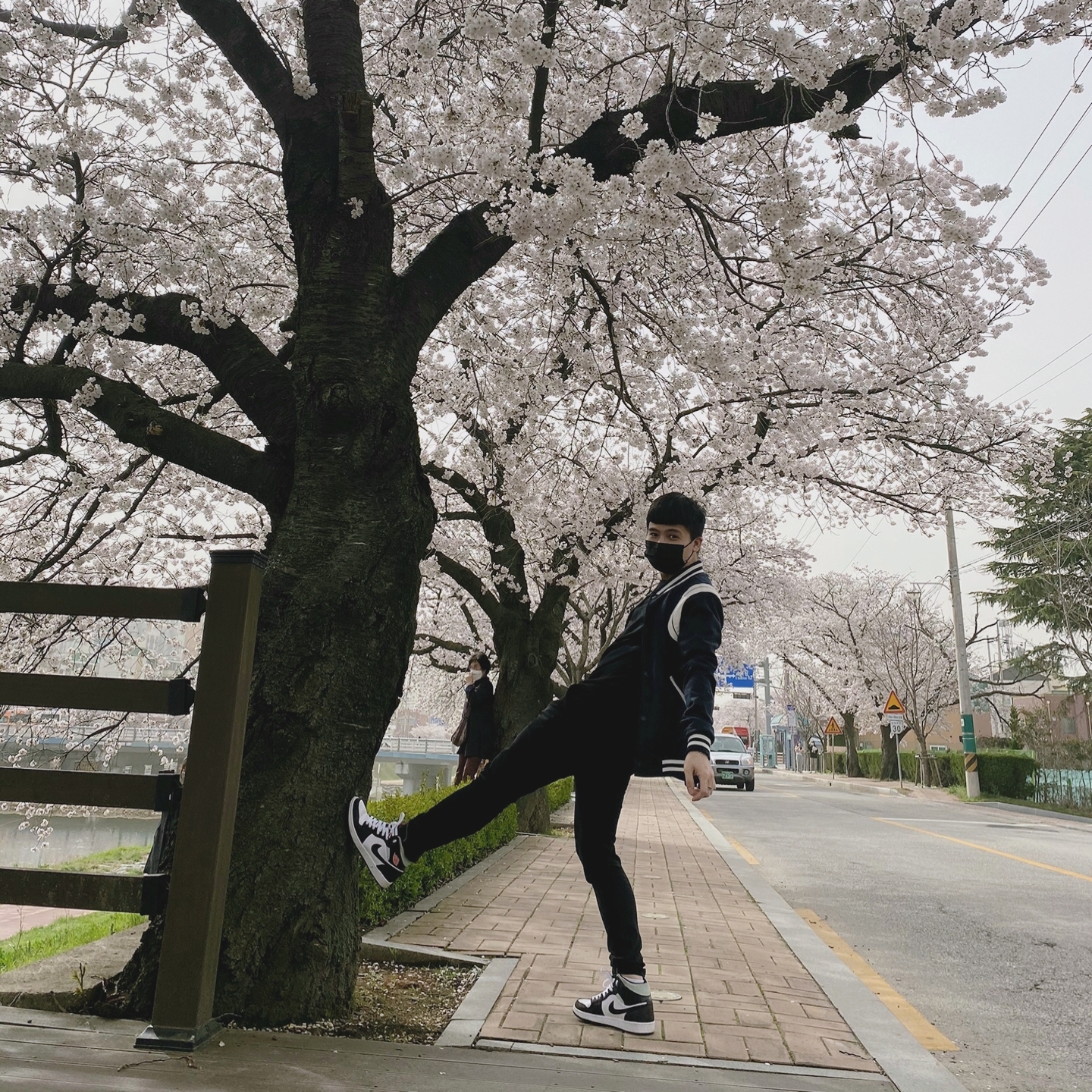 Jordan 1 Mid SE Track Red 착용 스타일