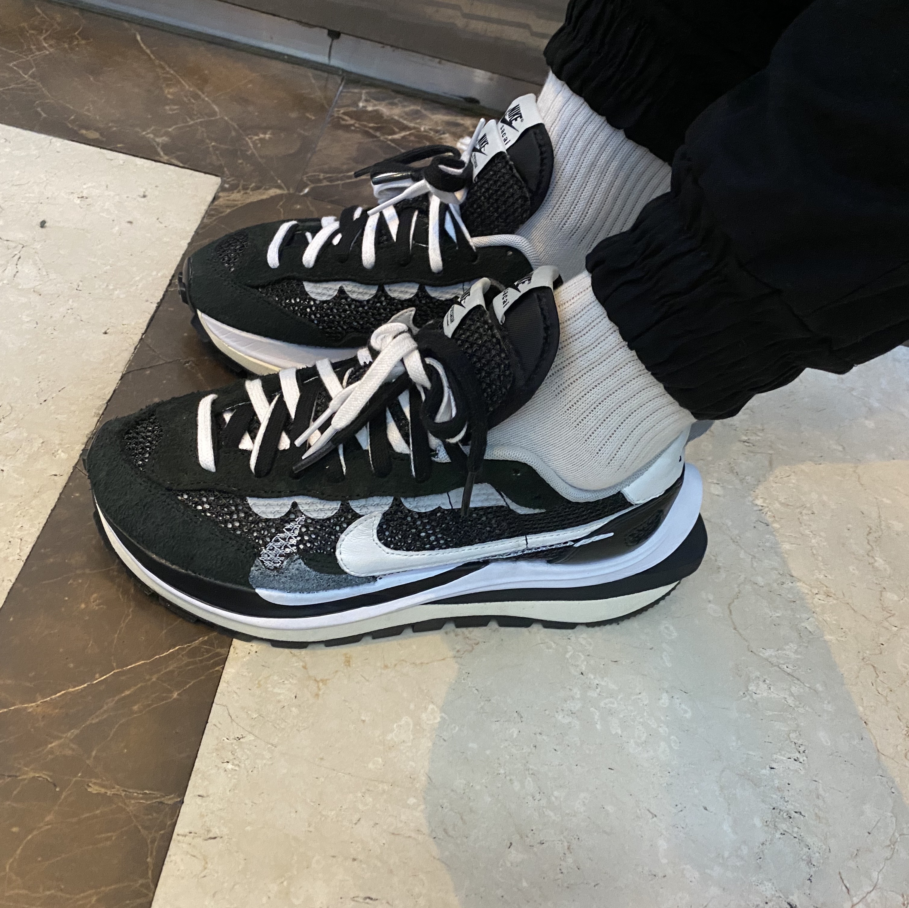 Nike x Sacai VaporWaffle Black White 착용 스타일 - 2