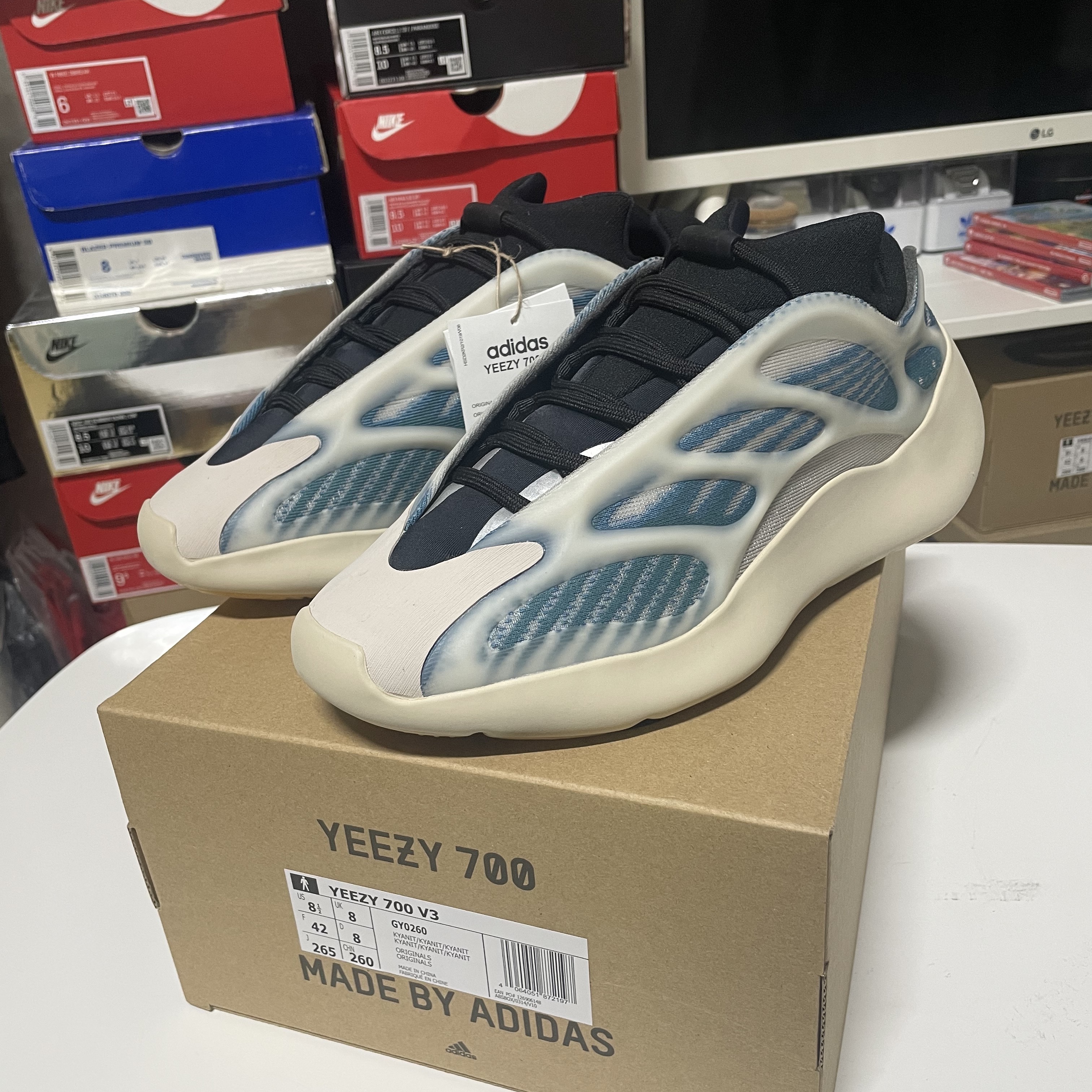 Adidas Yeezy 700 V3 Kyanite 착용 스타일 - 1