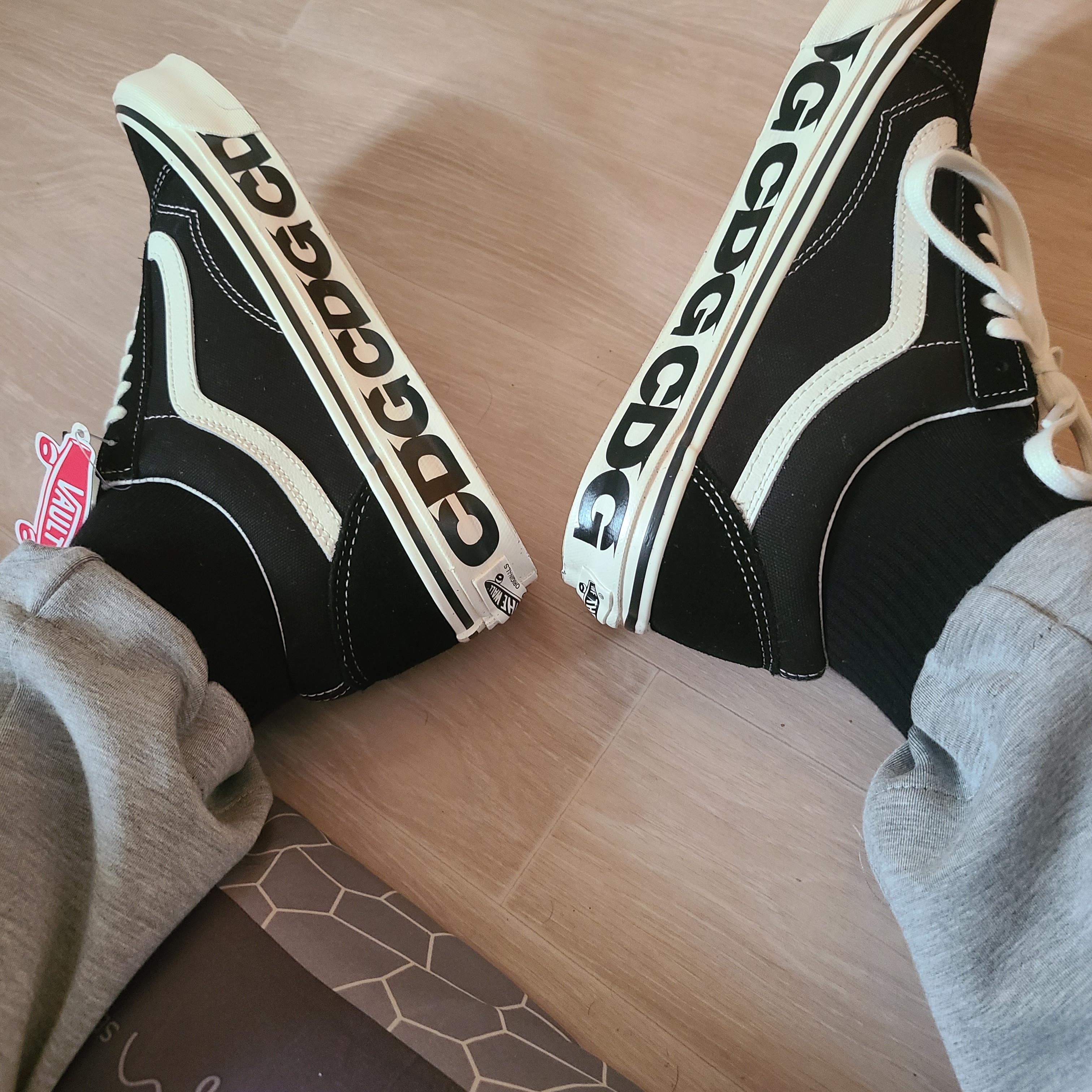 Vans Vault x CDG OG Old Skool LX Side Wall 착용 스타일 - 1
