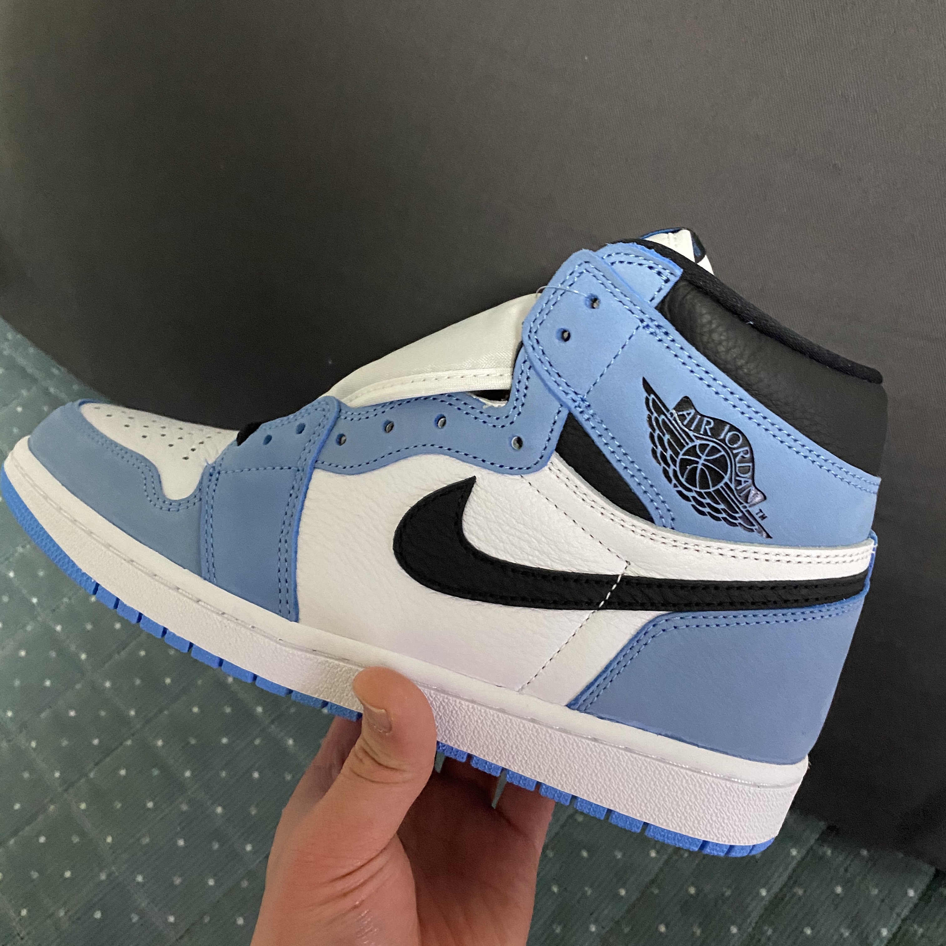 Jordan 1 Retro High OG University Blue 착용 스타일