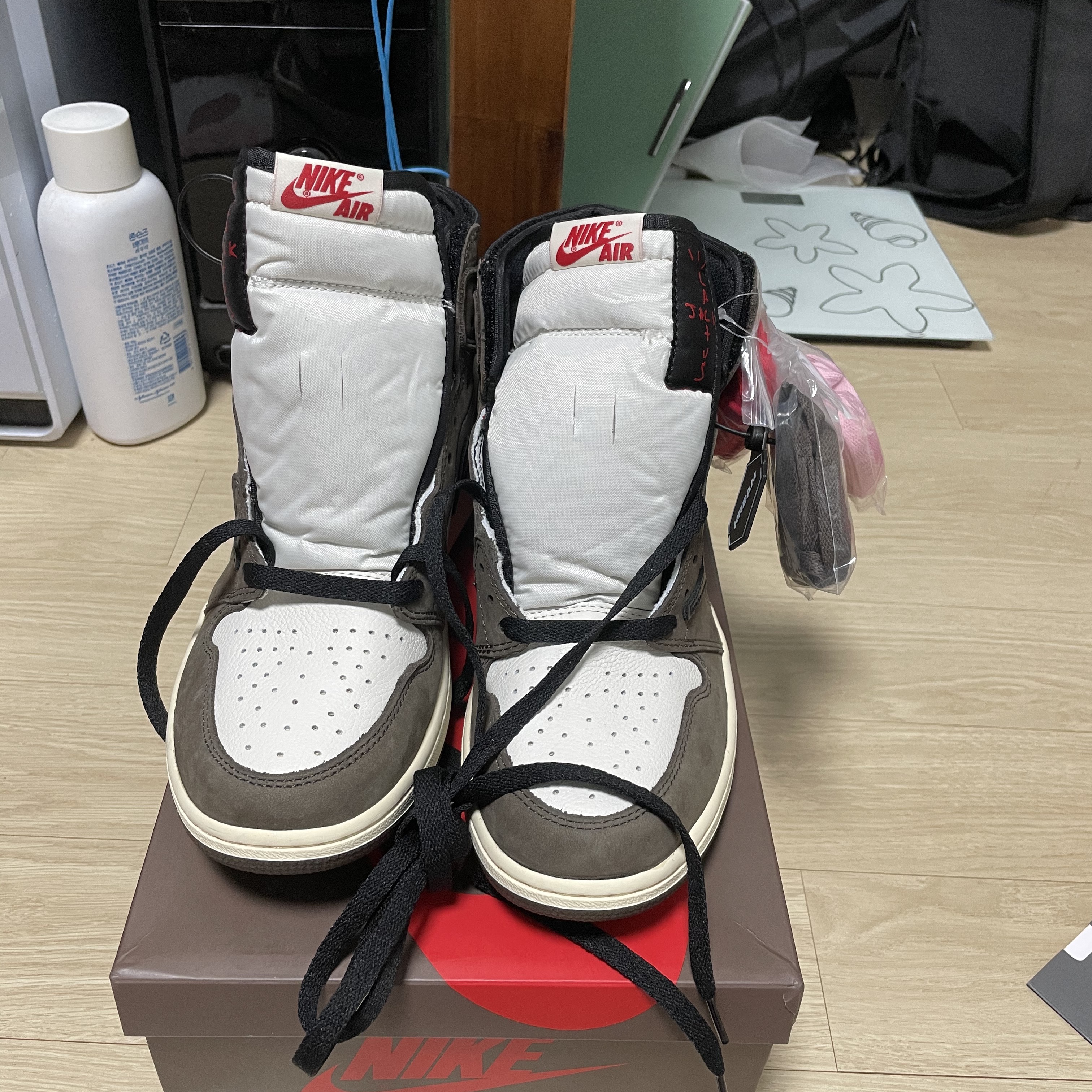 Jordan 1 x Travis Scott Retro High OG SP Mocha 착용 스타일 - 1