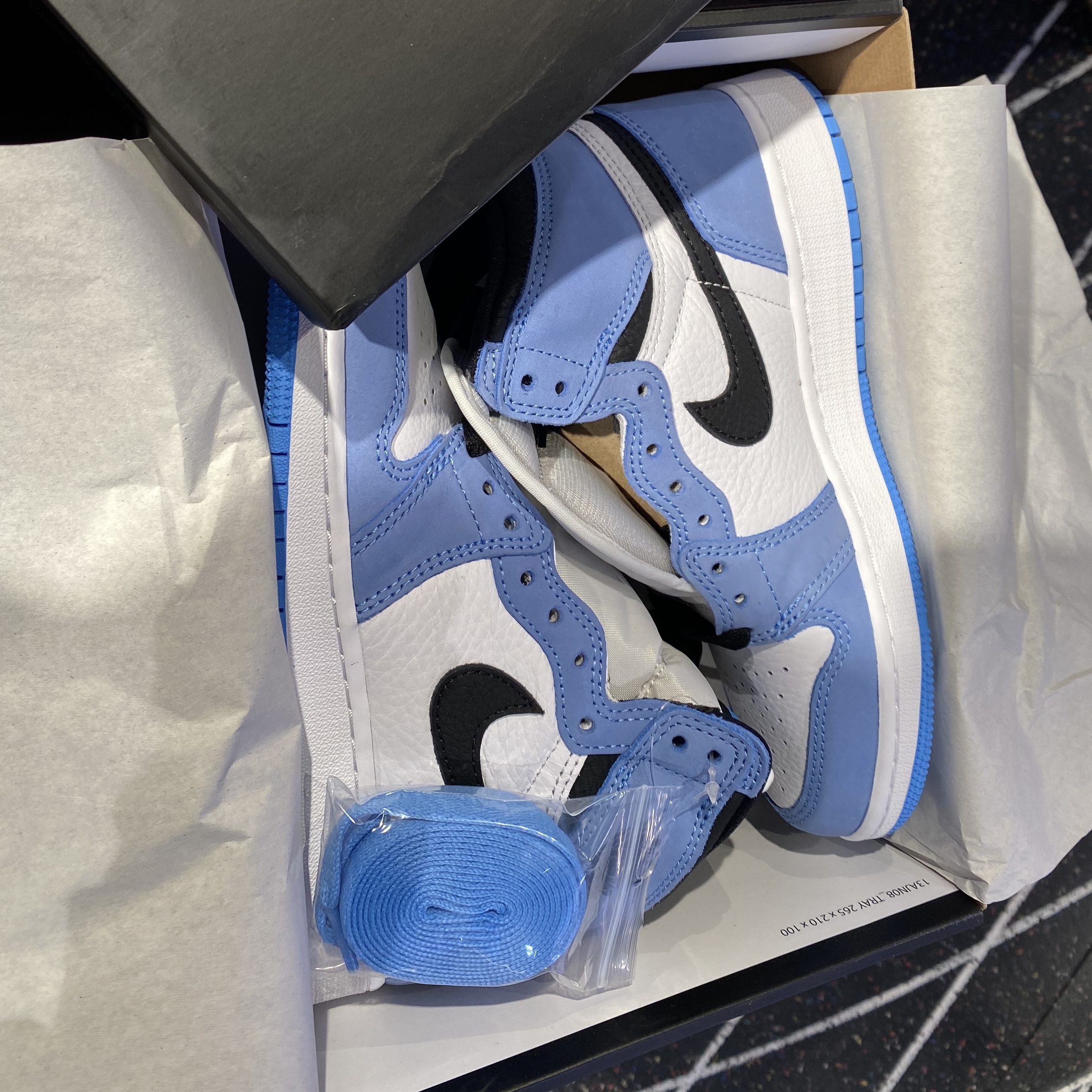 (GS) Jordan 1 Retro High OG University Blue 착용 스타일
