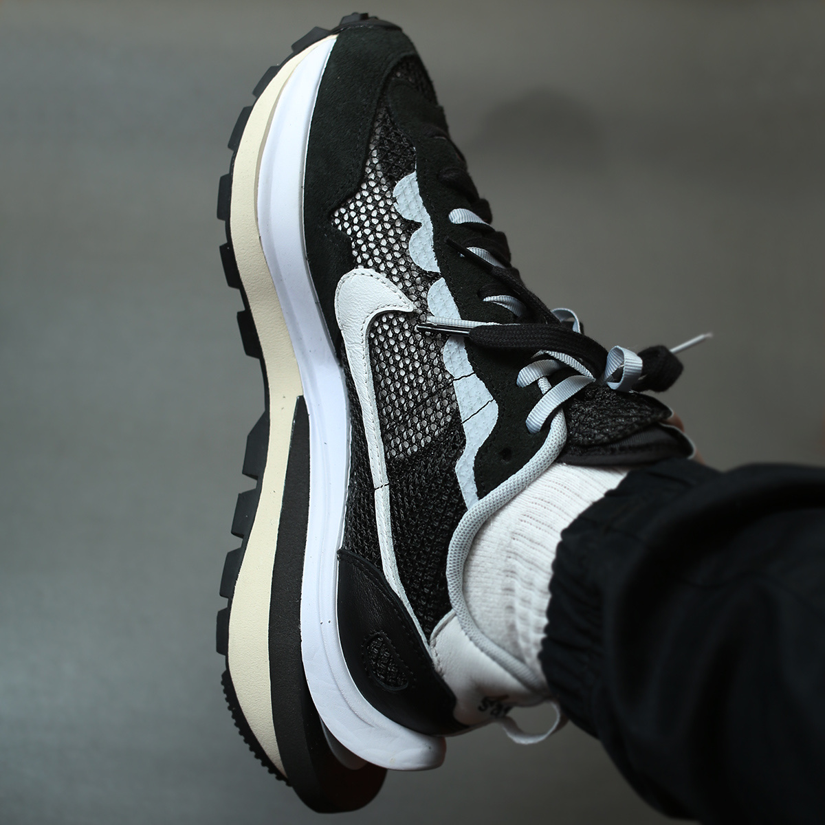 Nike x Sacai VaporWaffle Black White 착용 스타일 - 3
