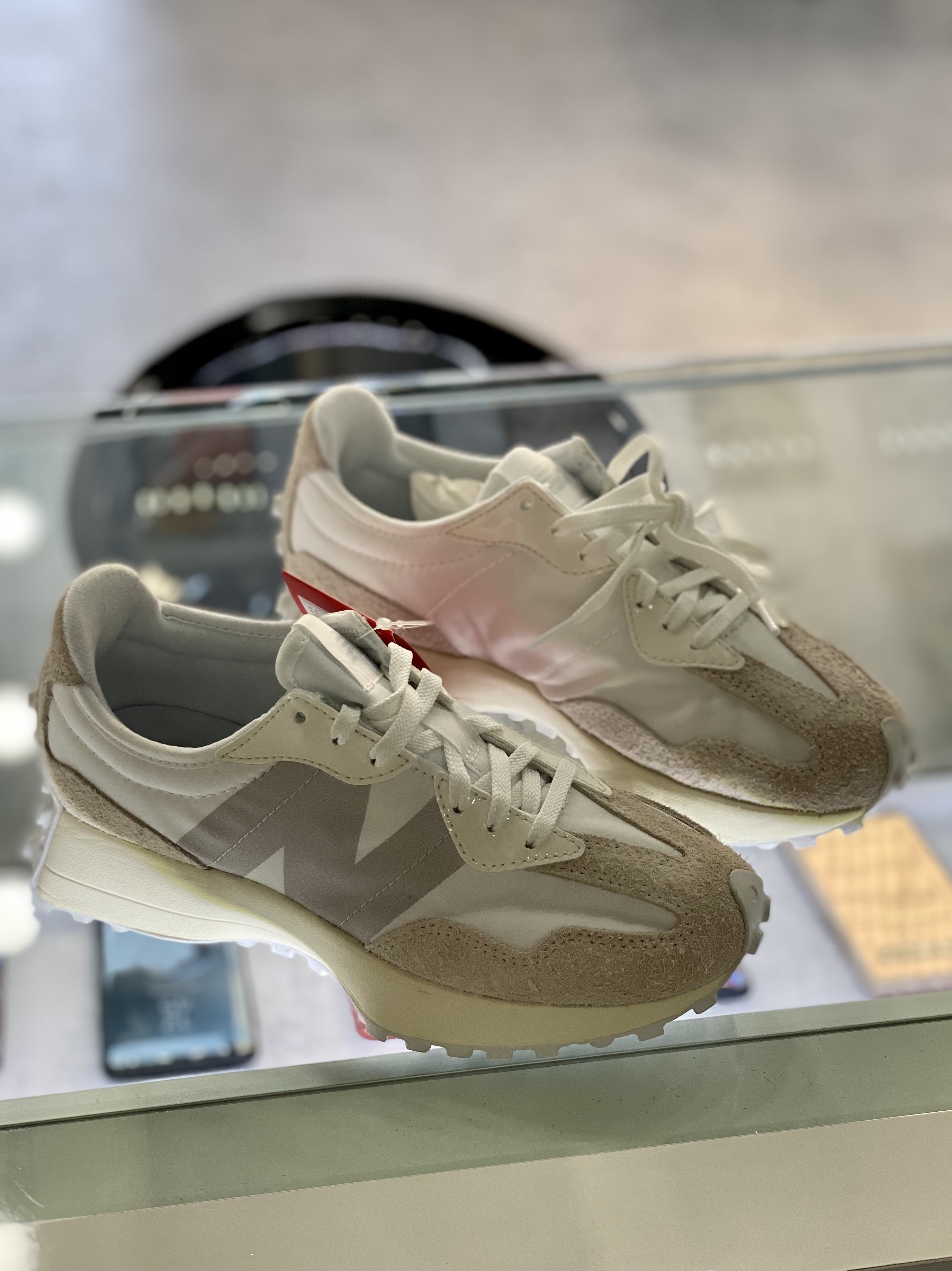 (W) New Balance 327 White Moonbeam 착용 스타일