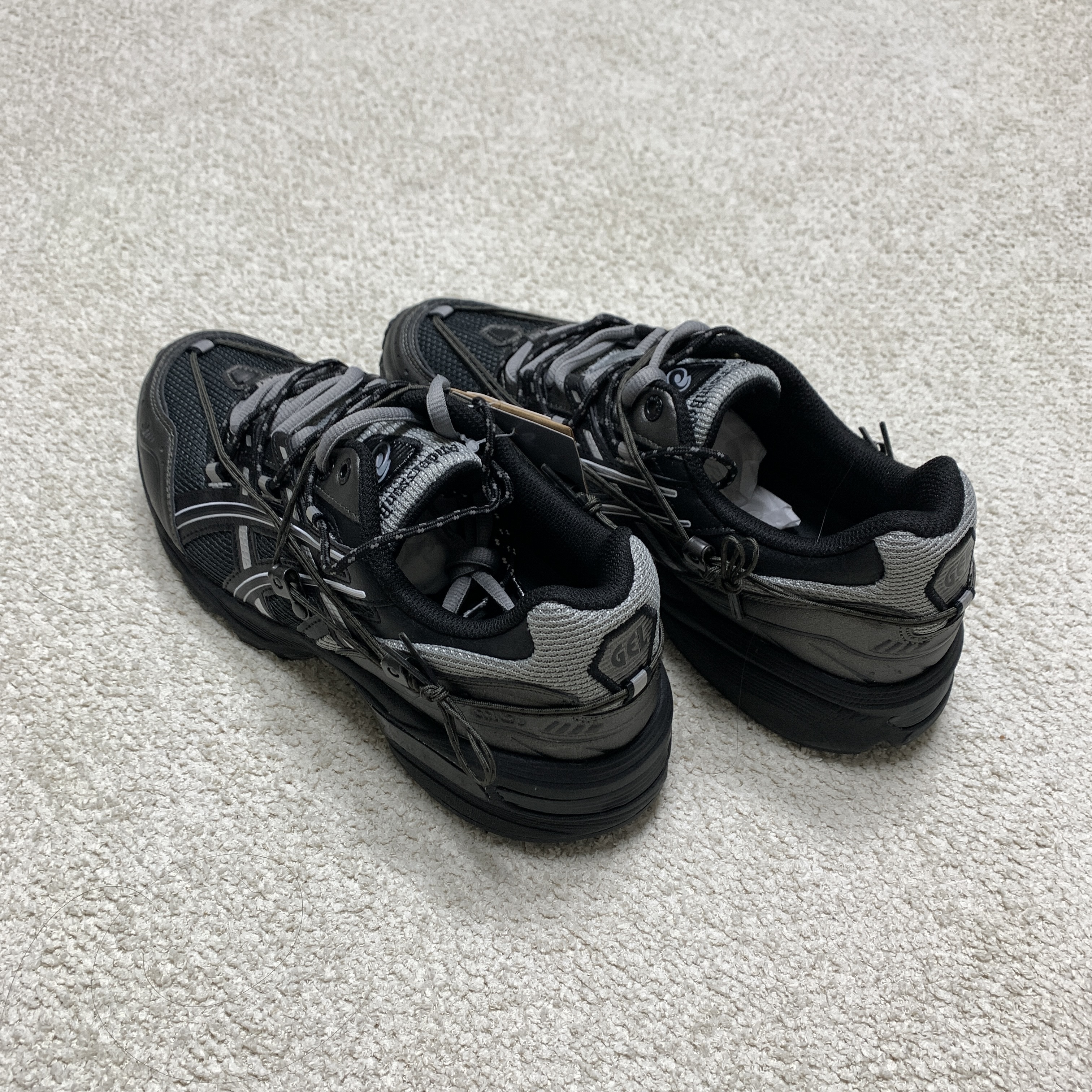 Asics x Andersson Bell Gel-1090 Glacier Grey Silver, Asics x Andersson Bell Gel-1090 Black Silver 착용 스타일 - 2