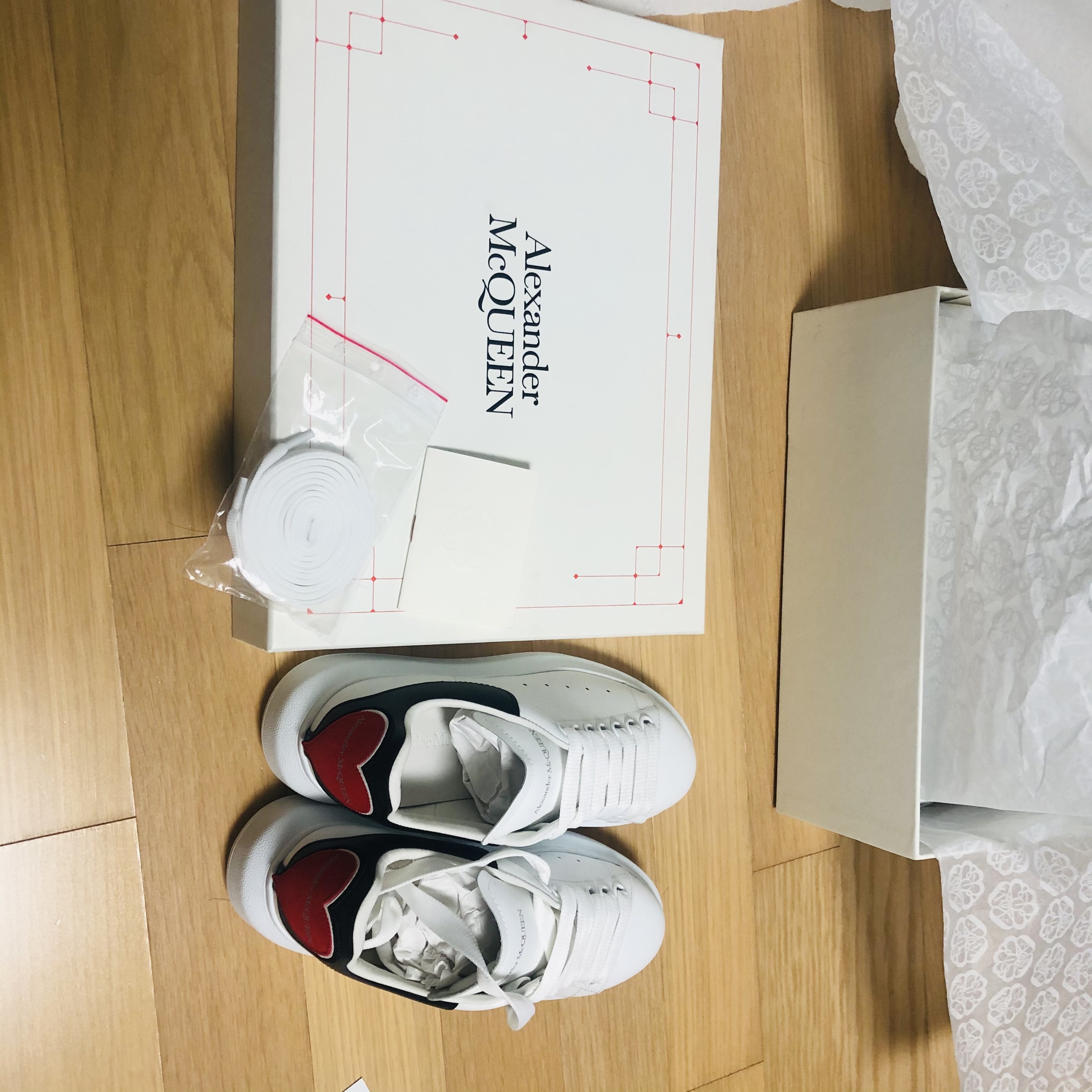 (W) Alexander McQueen Oversized Sneakers Heart White Black 착용 스타일 - 3