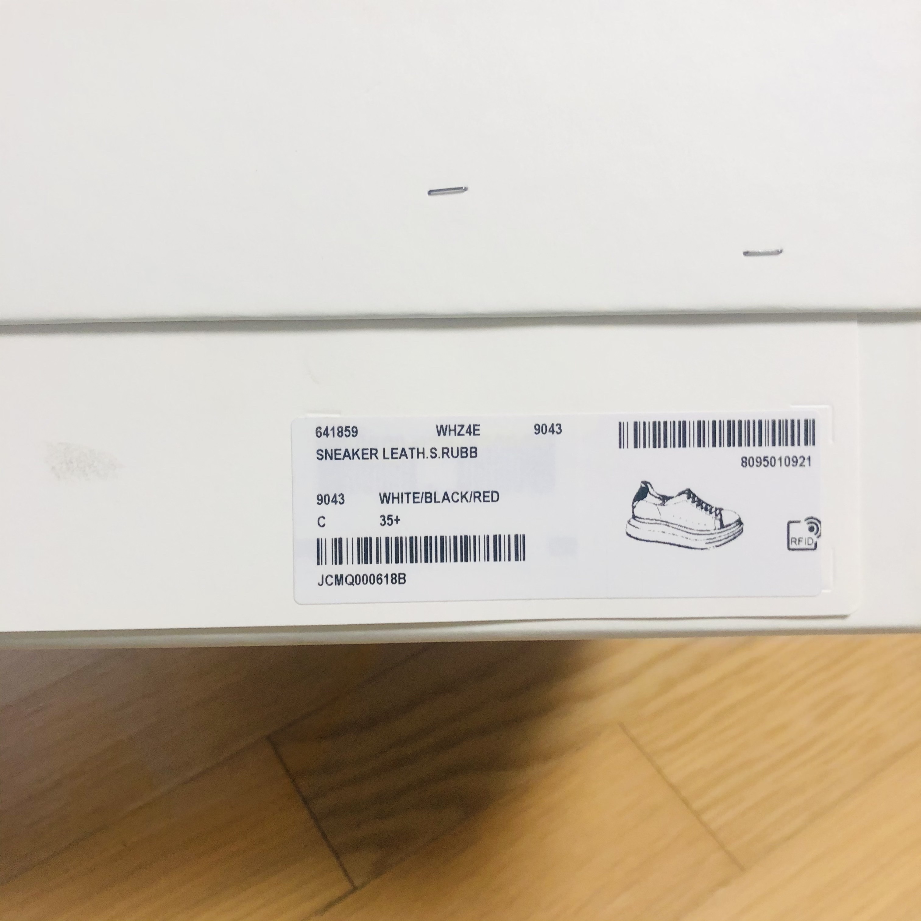 (W) Alexander McQueen Oversized Sneakers Heart White Black 착용 스타일 - 4