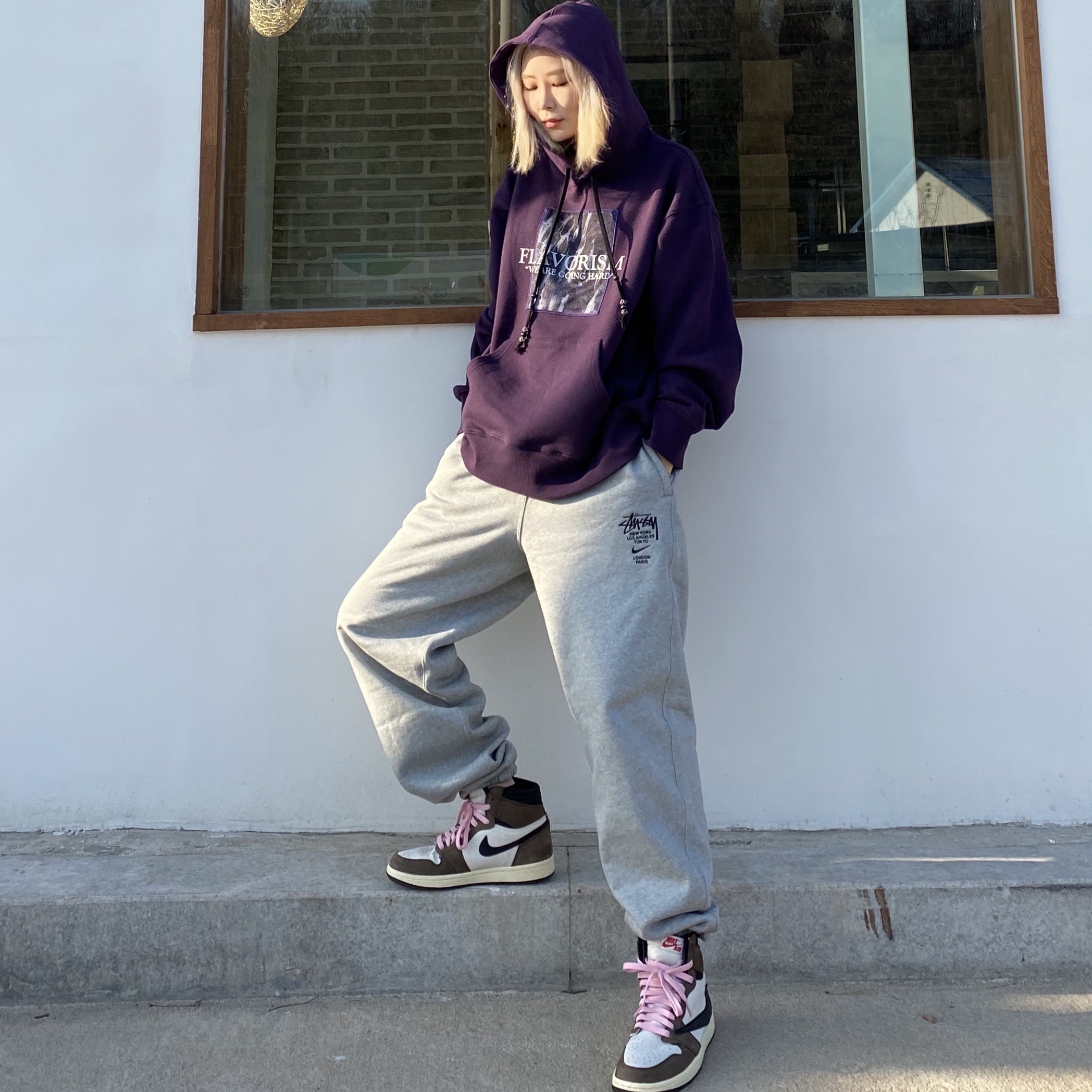 Jordan 1 x Travis Scott Retro High OG SP Mocha, Nike x Stussy NRG ZR Fleece Pants Heather Grey - US/EU 착용 스타일