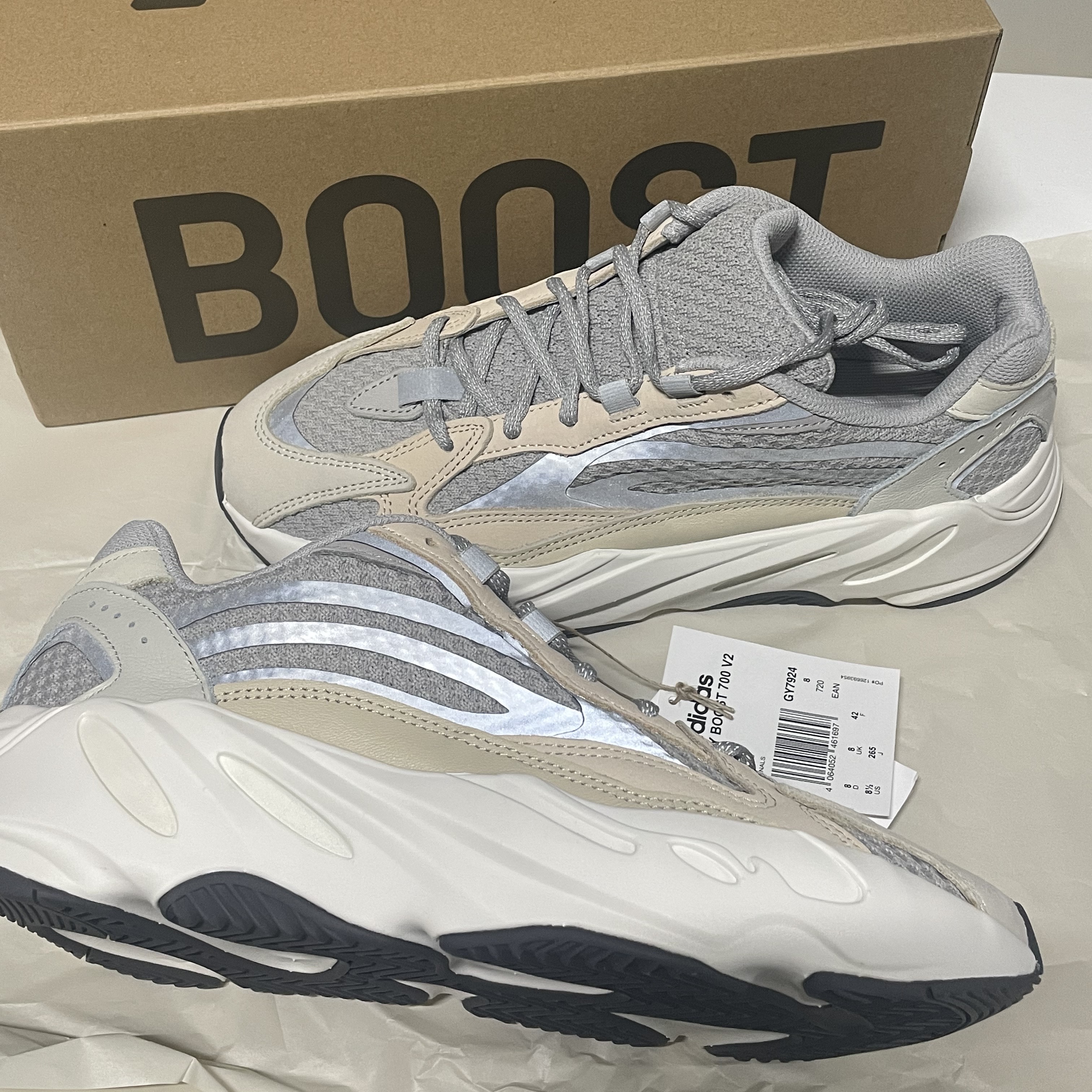 Adidas Yeezy Boost 700 V2 Cream 착용 스타일 - 1