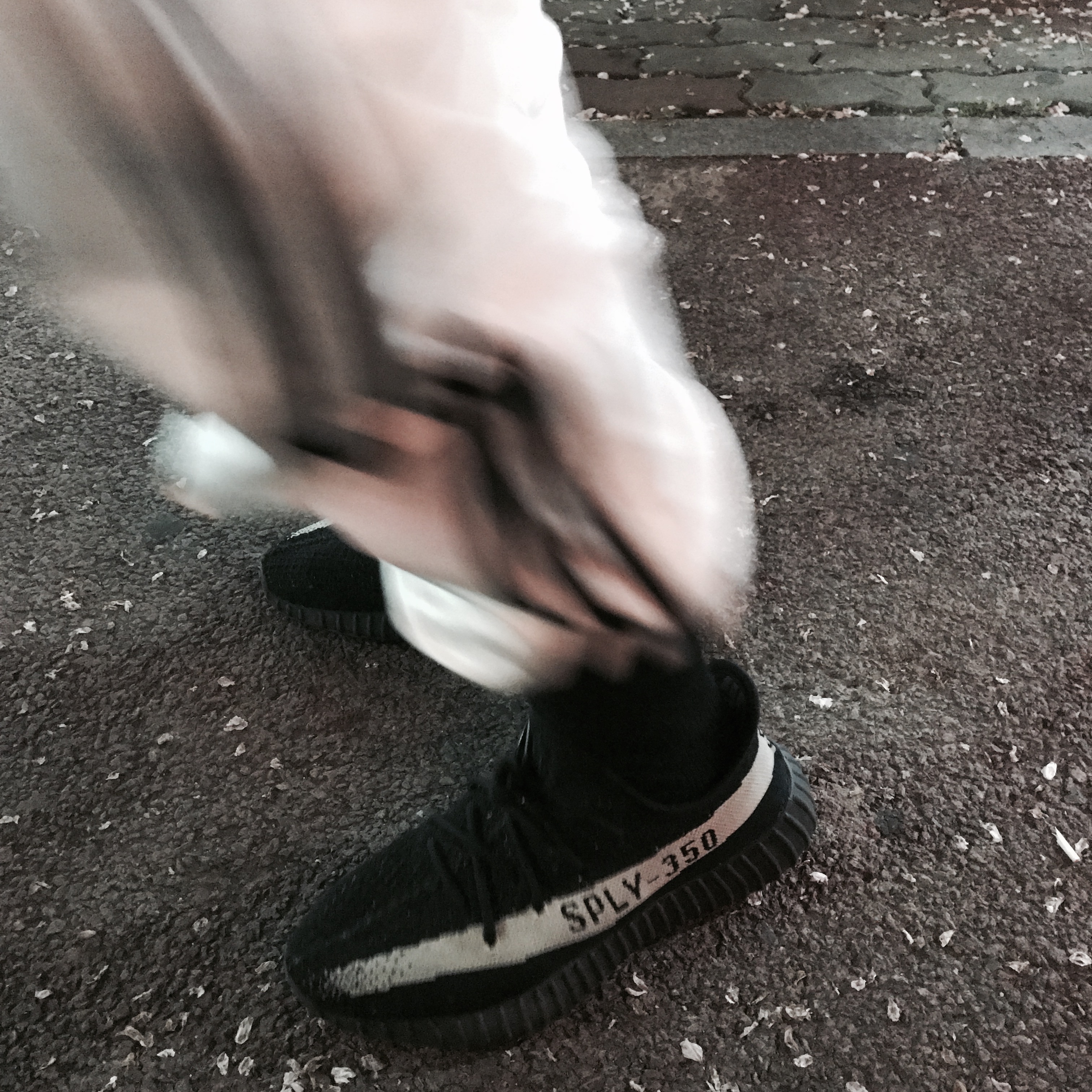 Adidas Yeezy Boost 350 V2 Core Black White 2016 착용 스타일 - 2