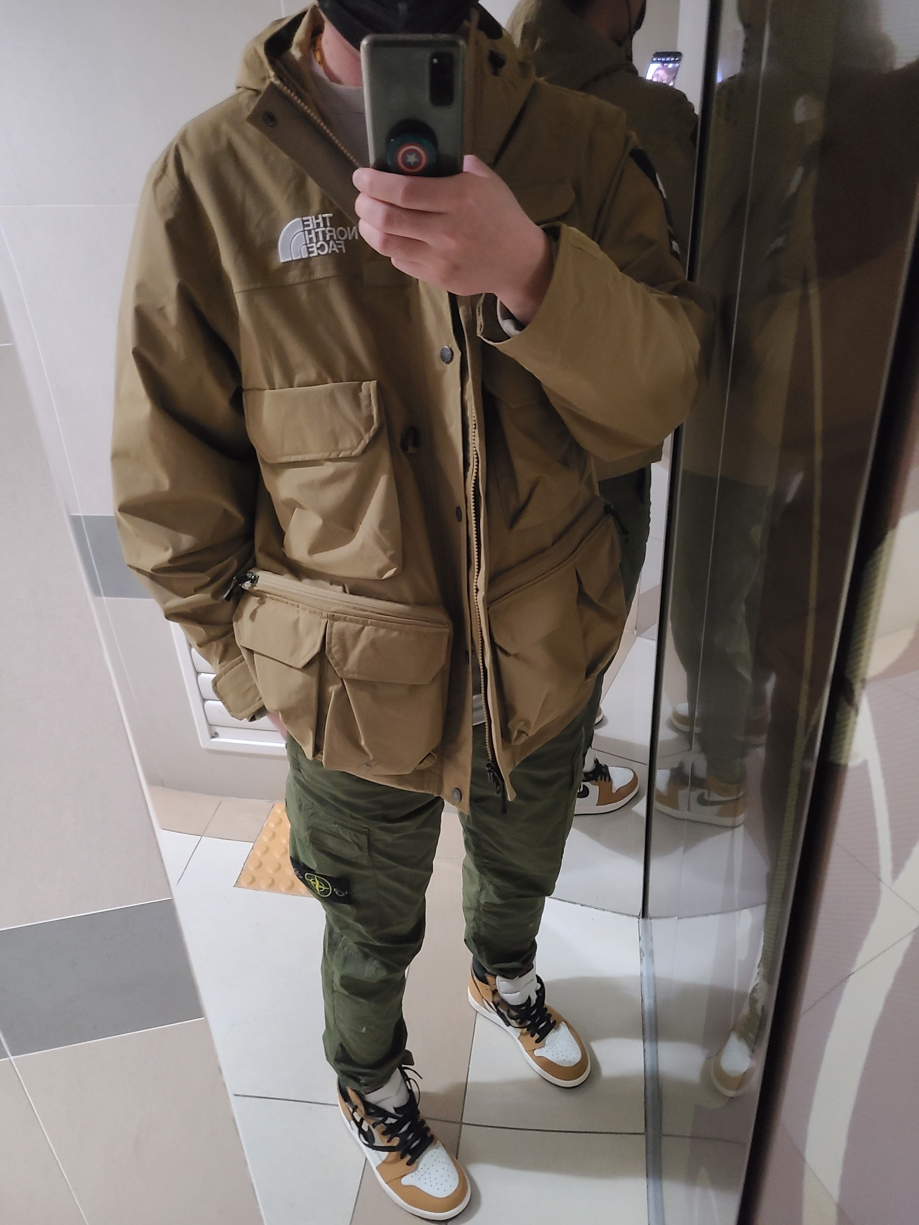 Supreme x The North Face Cargo Jacket Gold - 20SS, Jordan 1 Retro High Rookie of the Year 착용 스타일