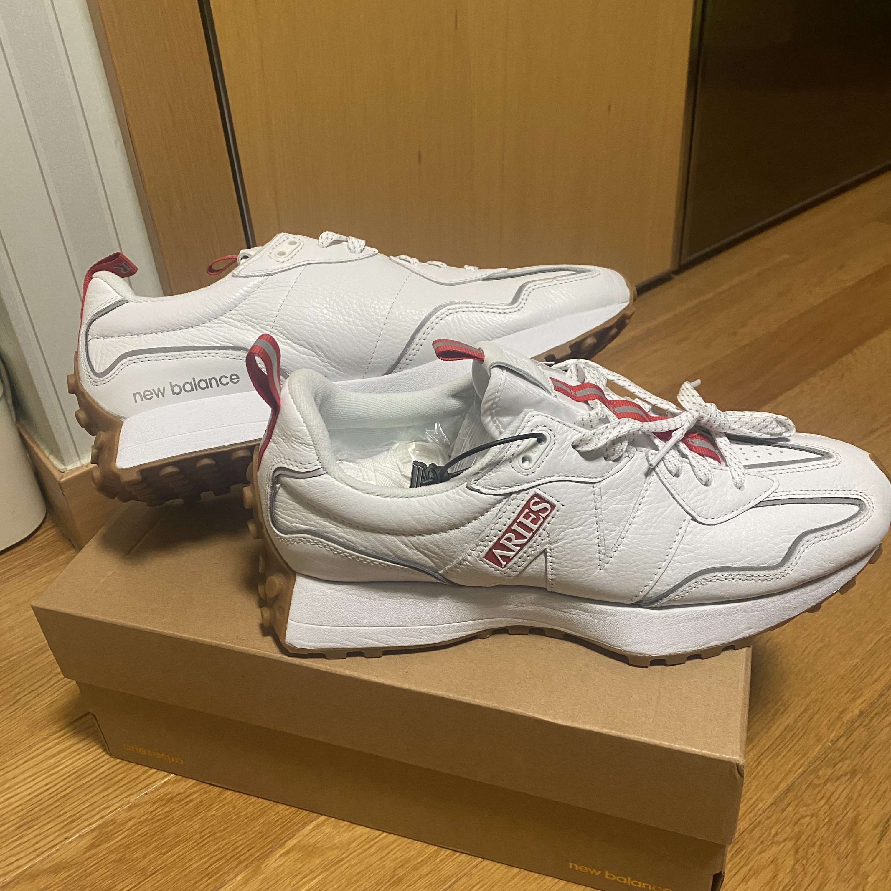 New Balance x Aries 327 White 착용 스타일 - 1