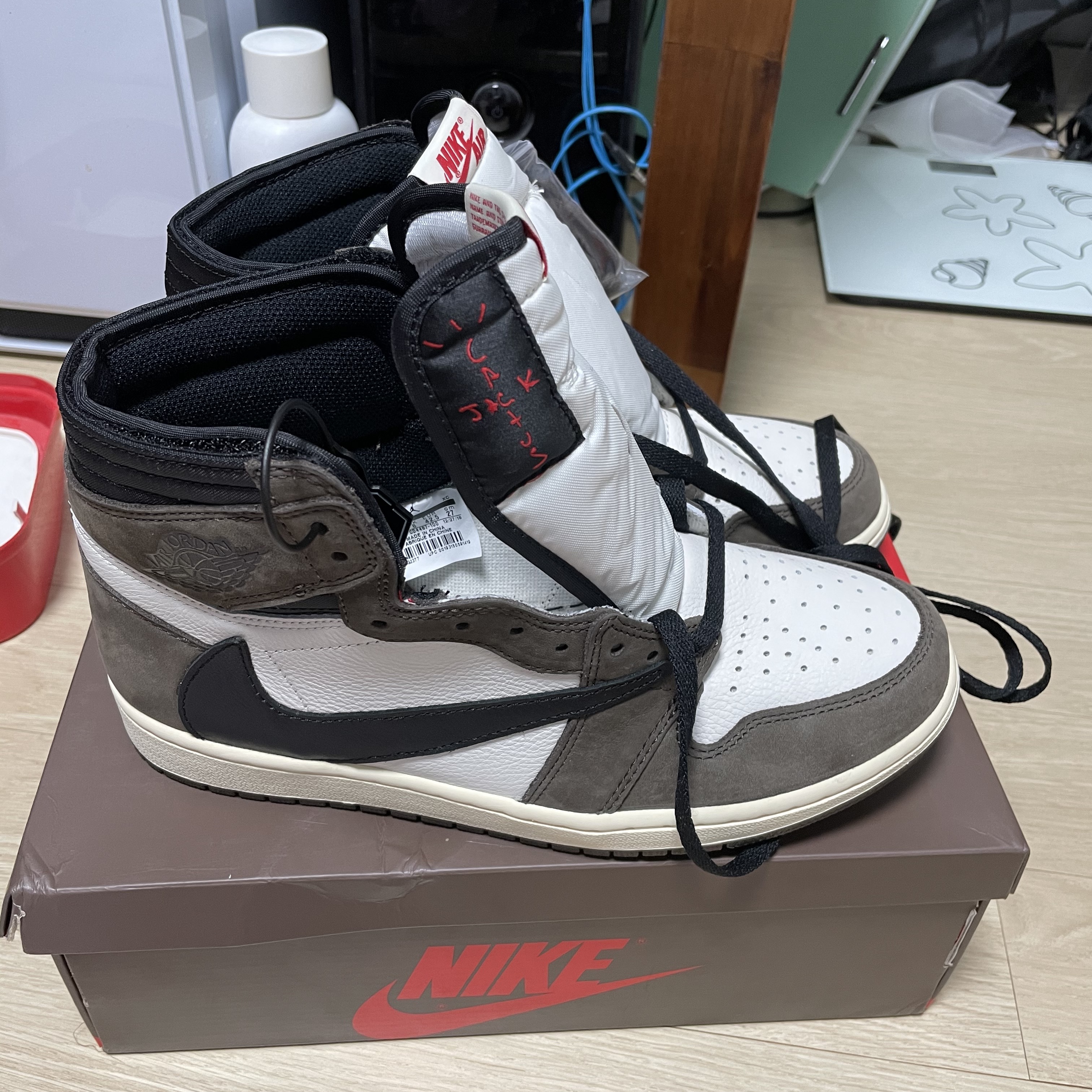 Jordan 1 x Travis Scott Retro High OG SP Mocha 착용 스타일 - 2