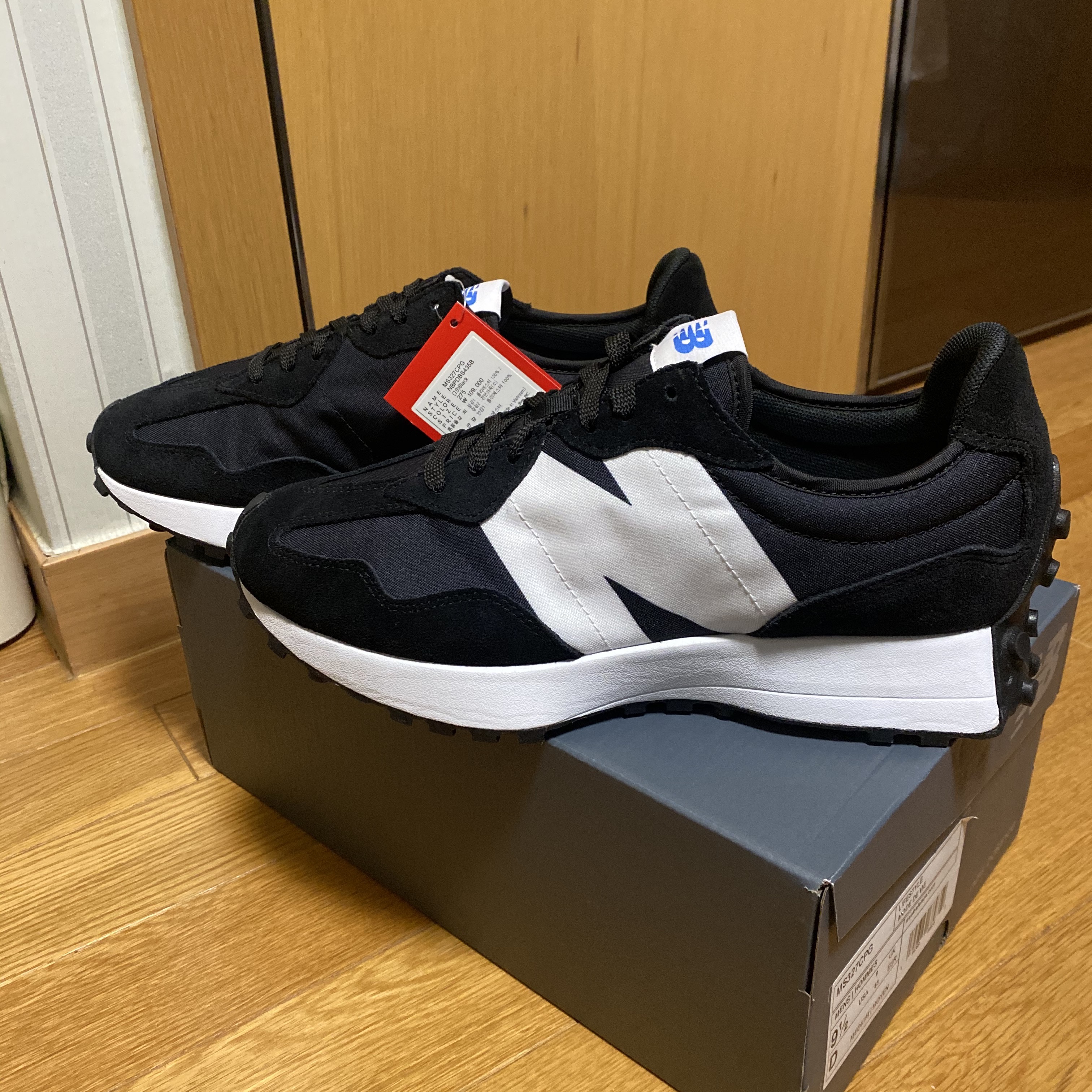 New Balance 327 Black 착용 스타일 - 2