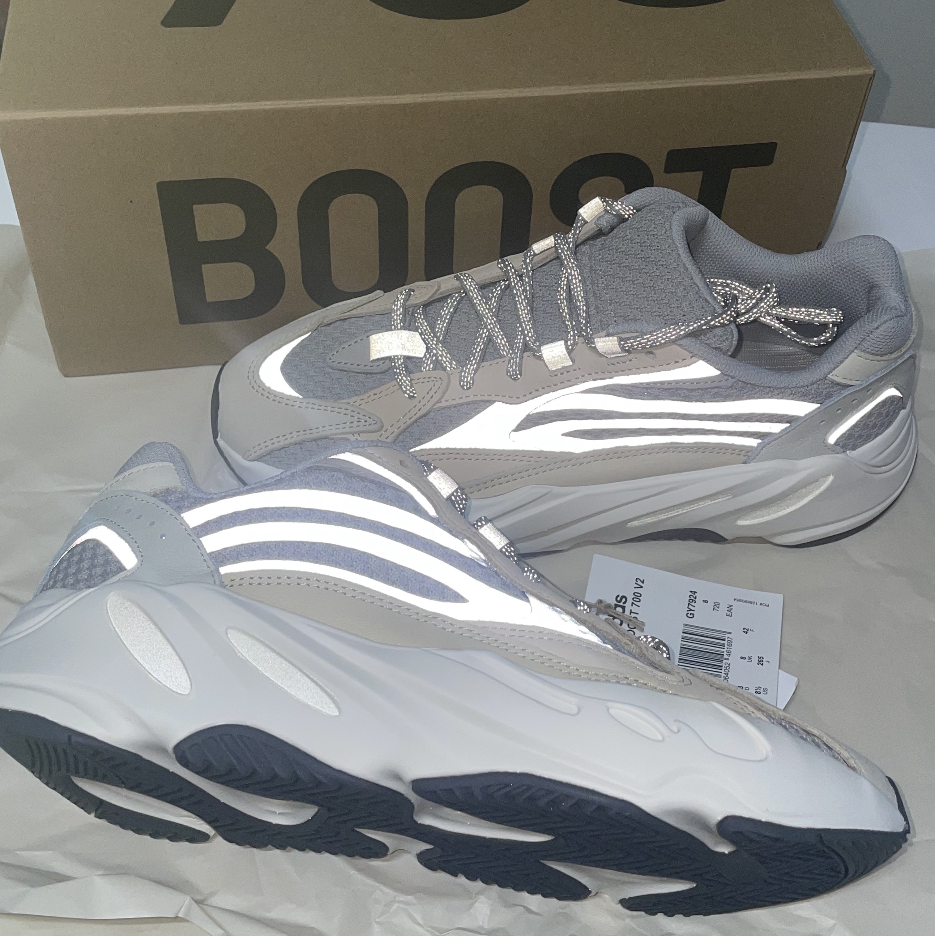 Adidas Yeezy Boost 700 V2 Cream 착용 스타일 - 2