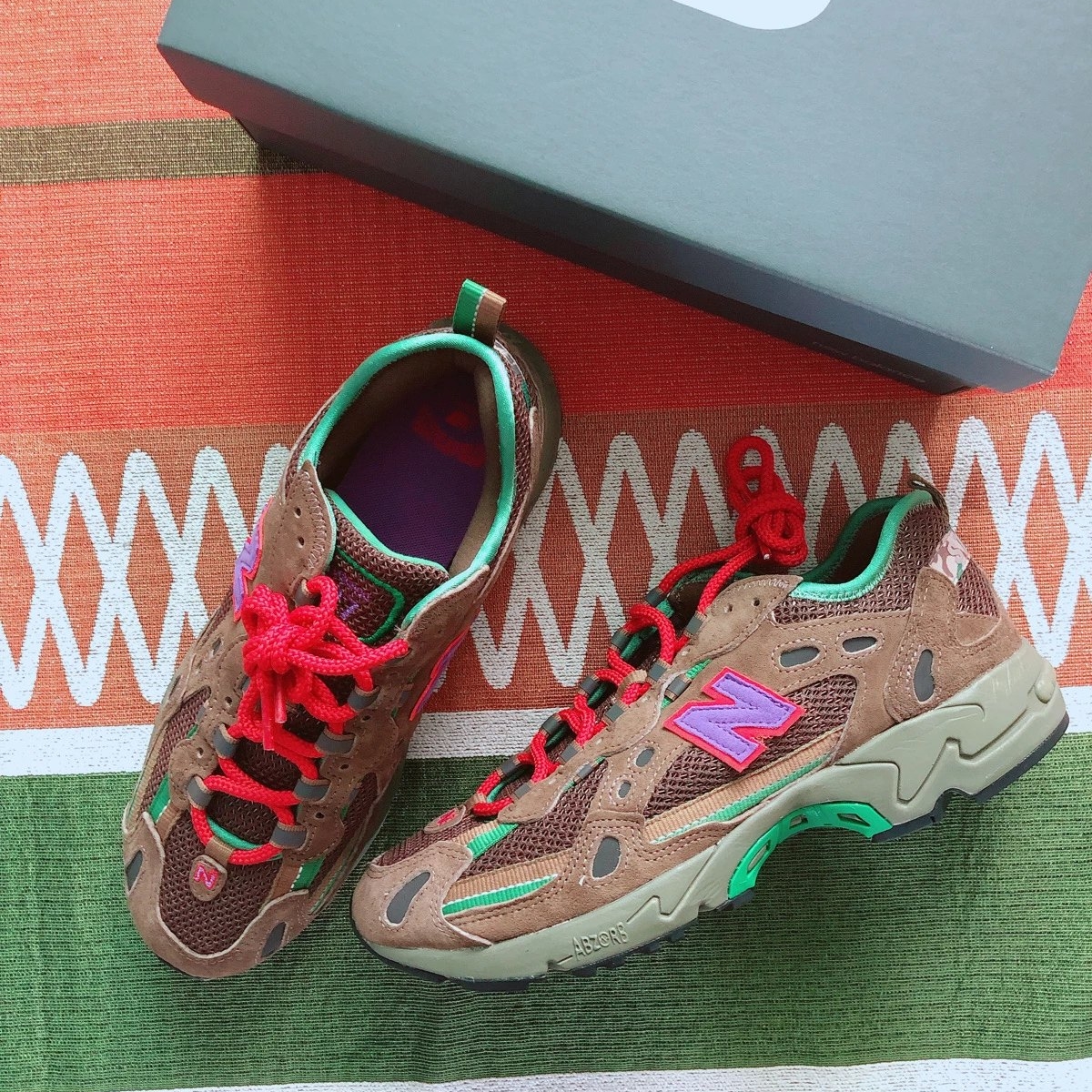 New Balance x Stray Rats 827 Sewer Stompers 착용 스타일