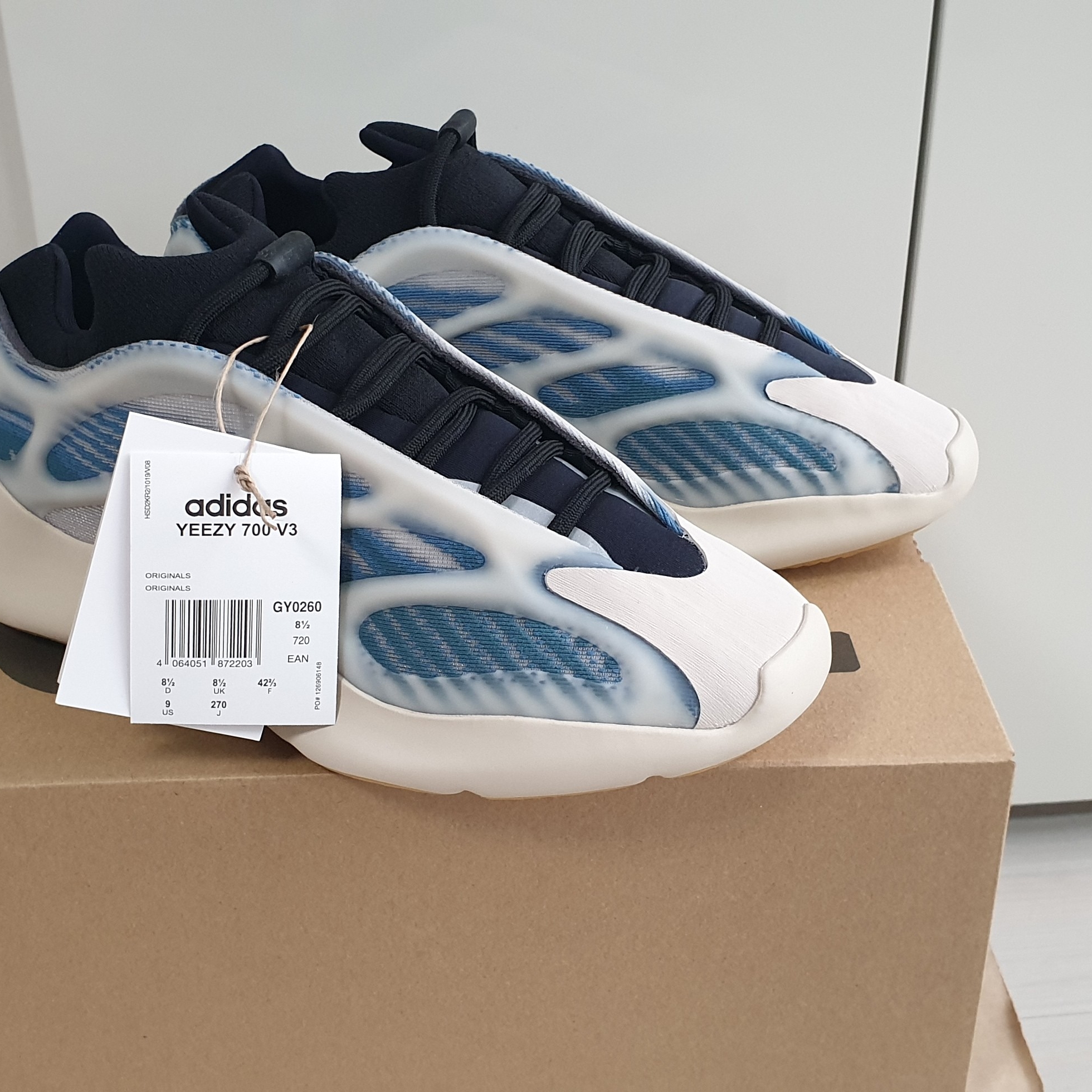 Adidas Yeezy 700 V3 Kyanite 착용 스타일 - 2