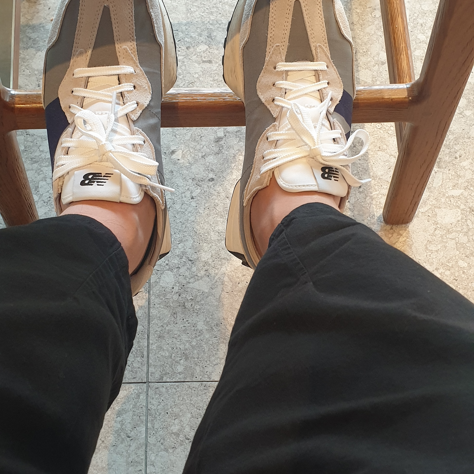 New Balance 327 Grey Purple 착용 스타일