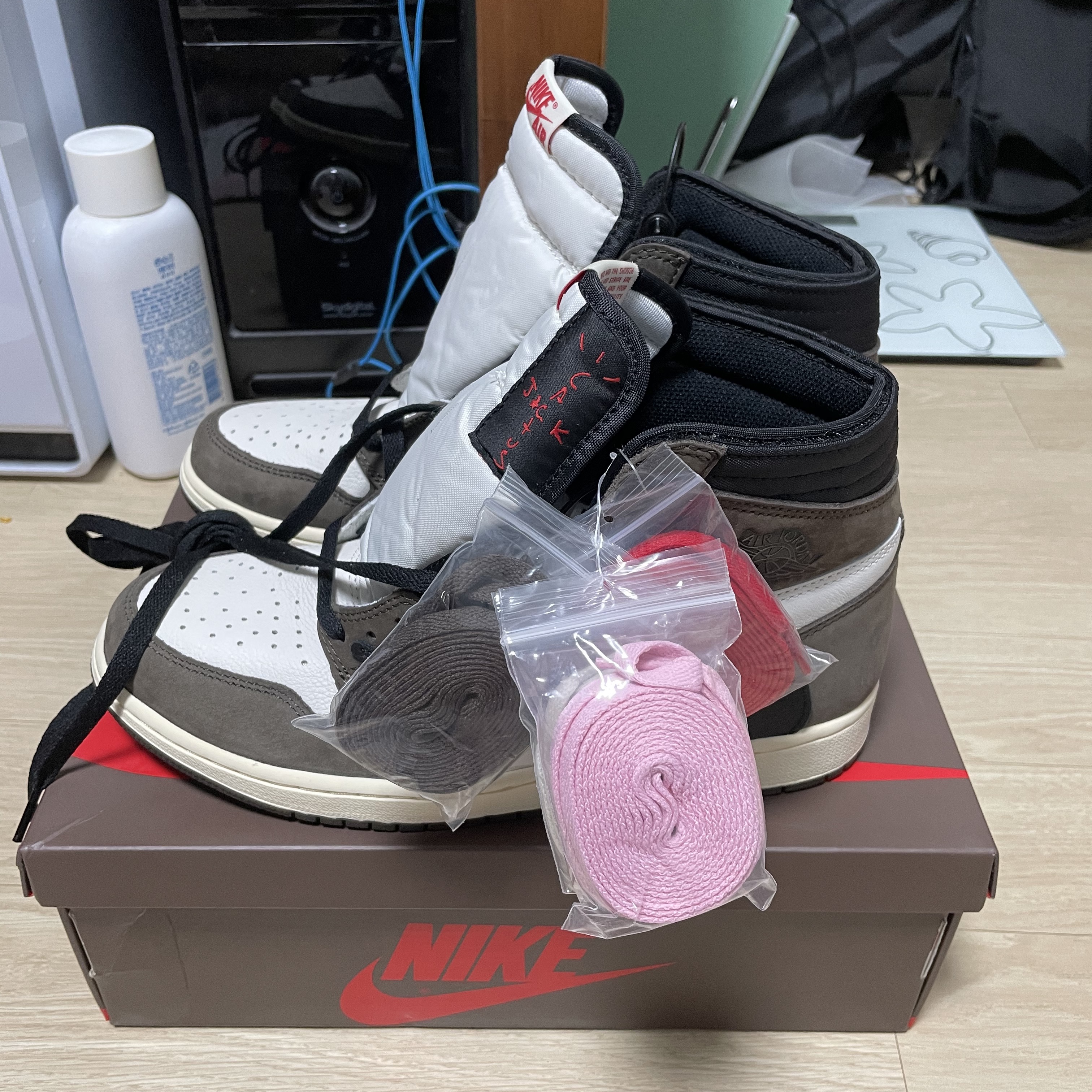 Jordan 1 x Travis Scott Retro High OG SP Mocha 착용 스타일 - 4