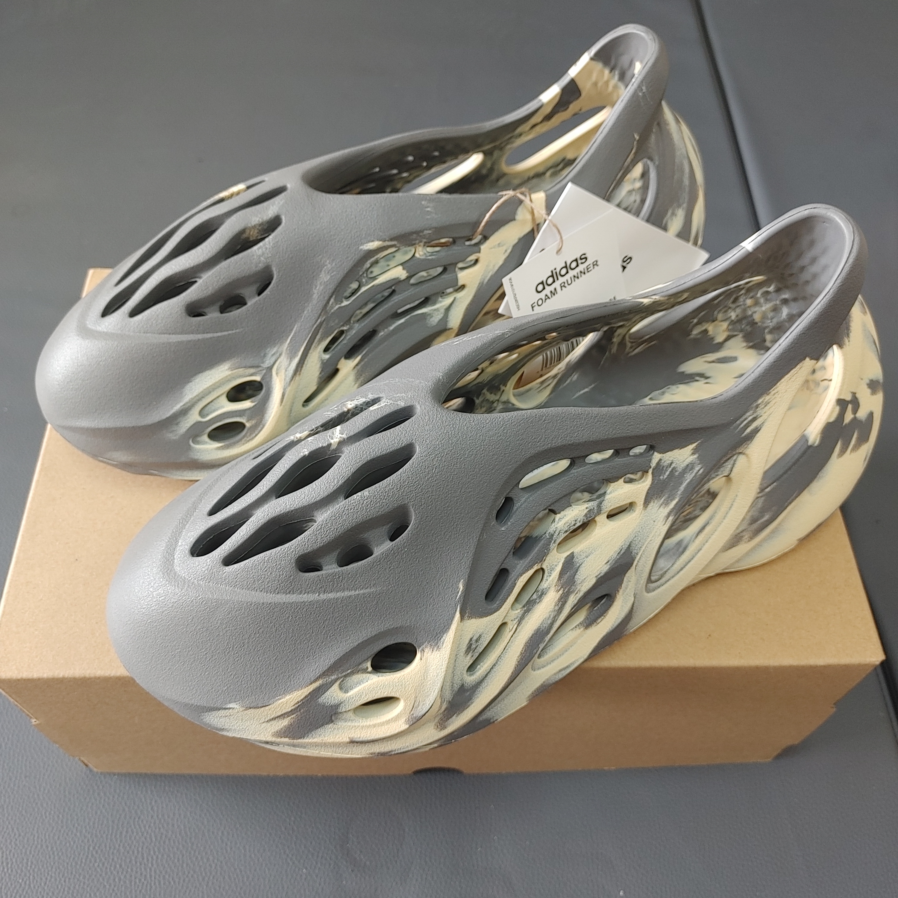 Adidas Yeezy Foam RNNR MXT Moon Gray 착용 스타일 - 3