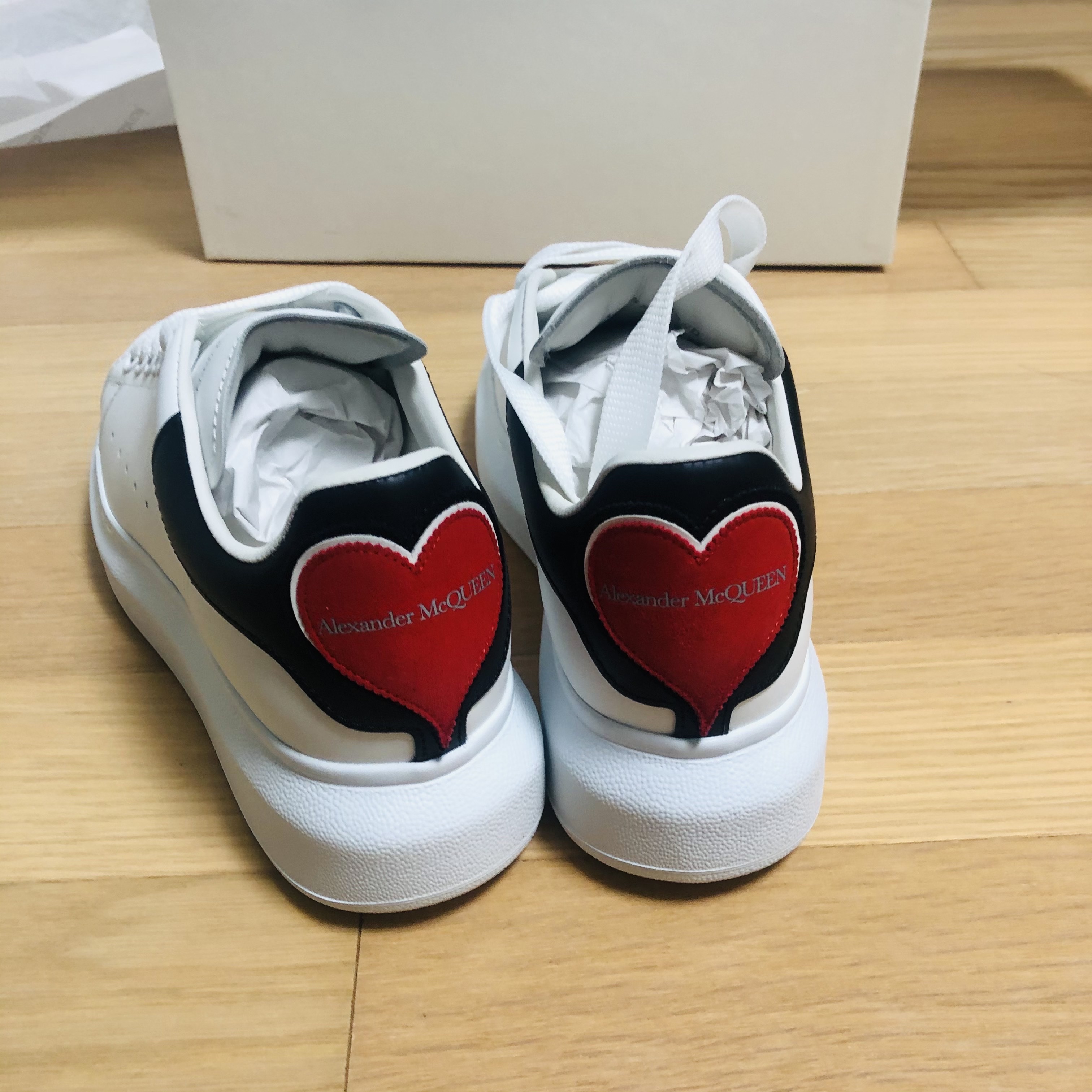 (W) Alexander McQueen Oversized Sneakers Heart White Black 착용 스타일 - 2