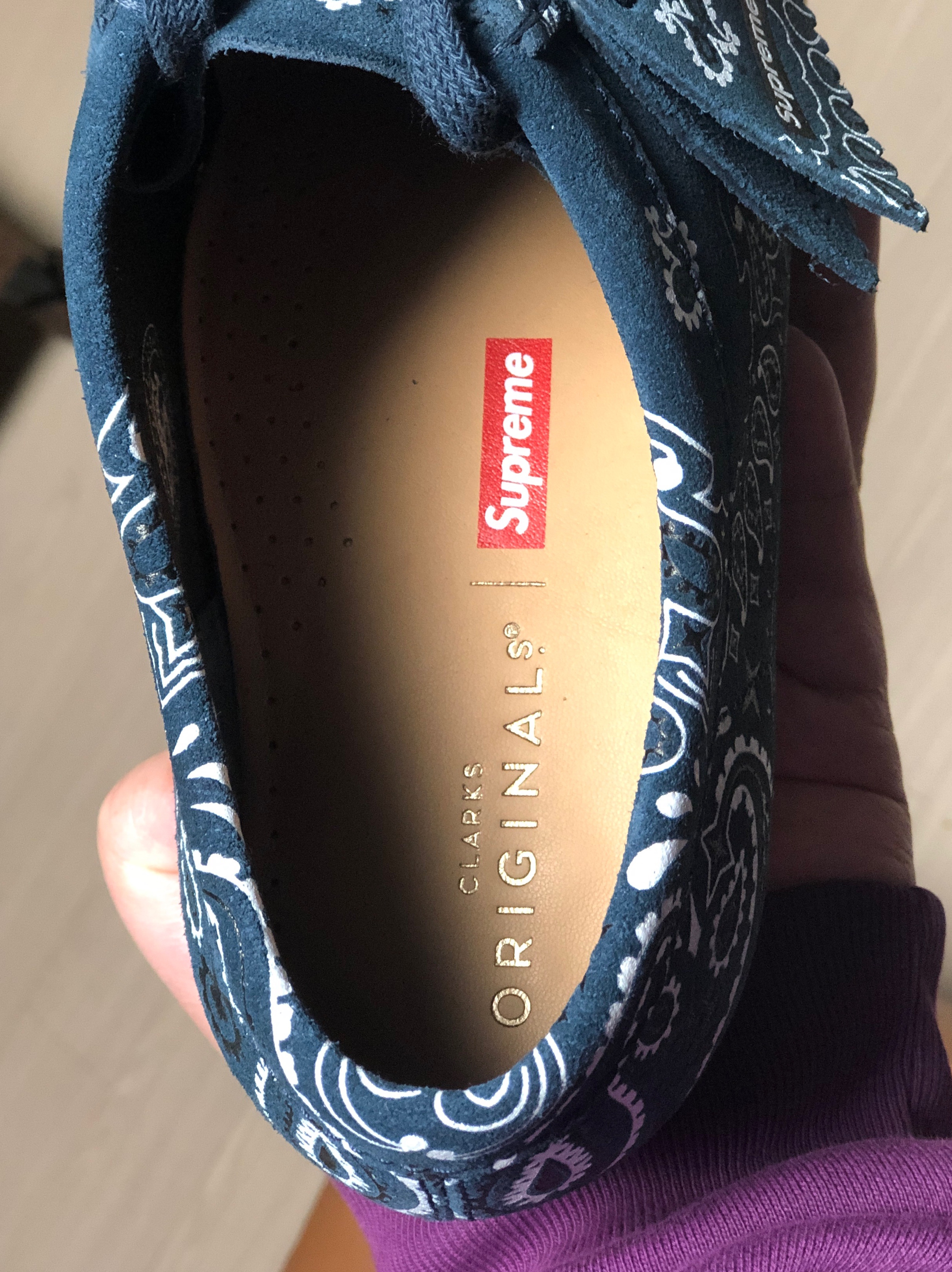 Clarks x Supreme Wallabee Blue Bandana 착용 스타일 - 1