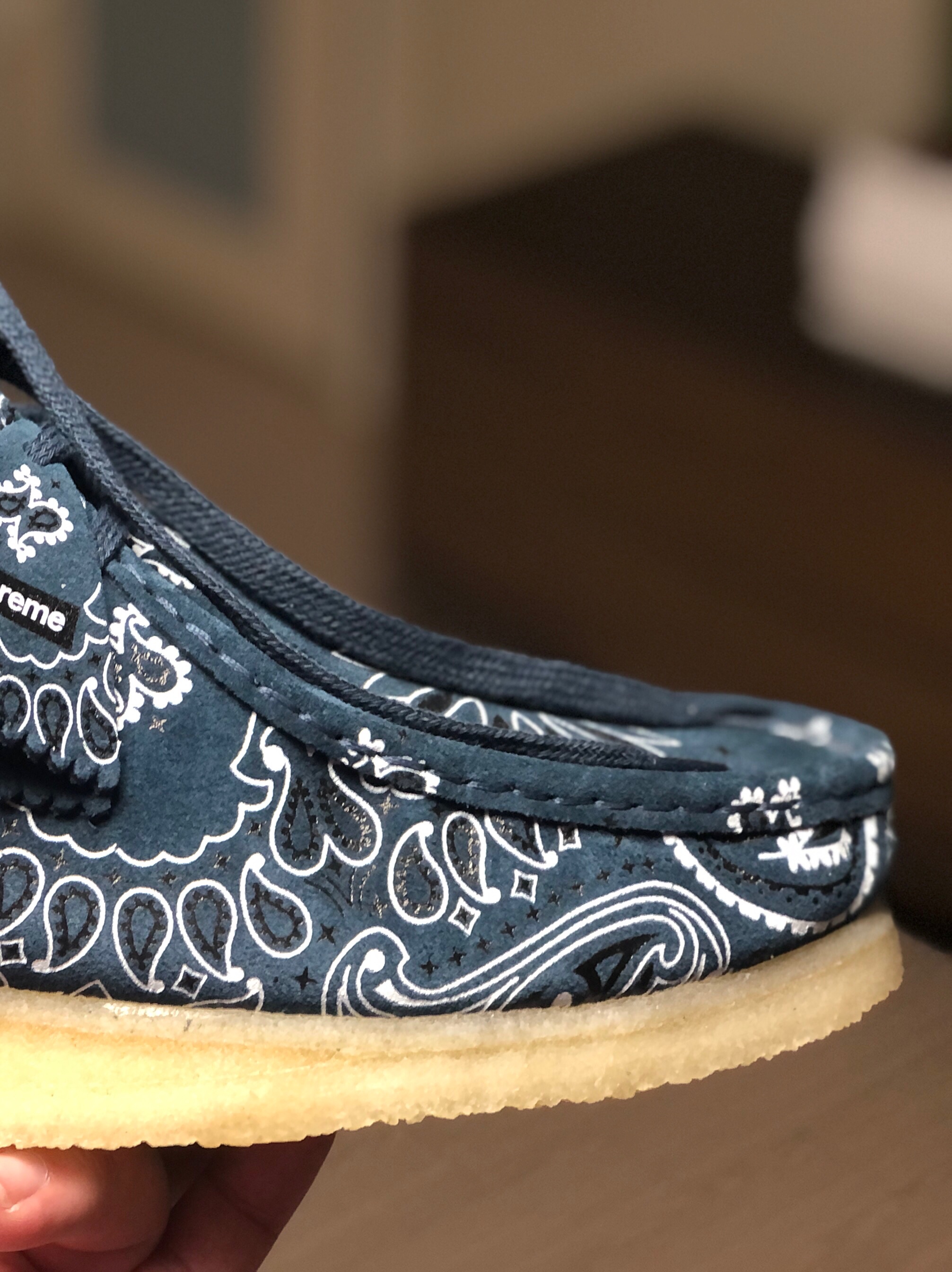 Clarks x Supreme Wallabee Blue Bandana 착용 스타일 - 3