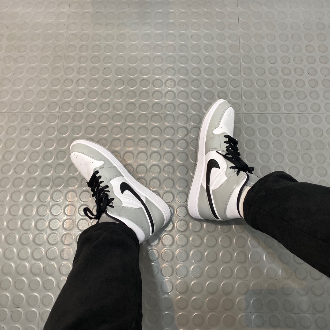 Jordan 1 Mid Light Smoke Grey 착용 스타일