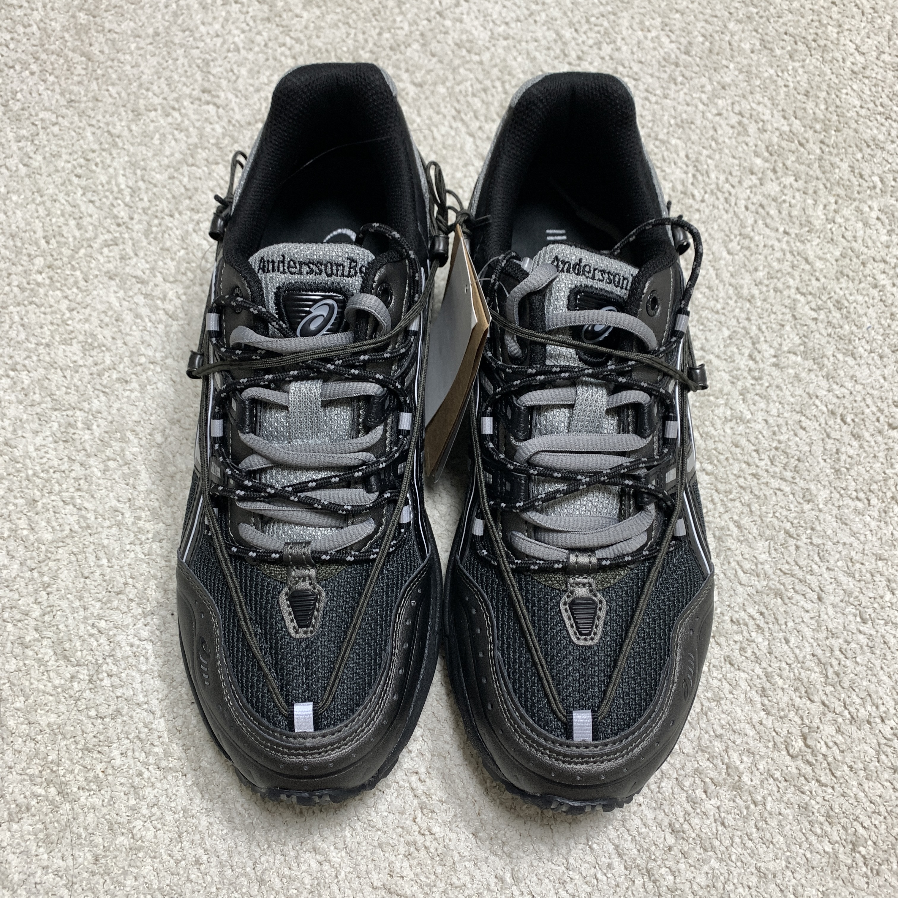 Asics x Andersson Bell Gel-1090 Glacier Grey Silver, Asics x Andersson Bell Gel-1090 Black Silver 착용 스타일 - 3