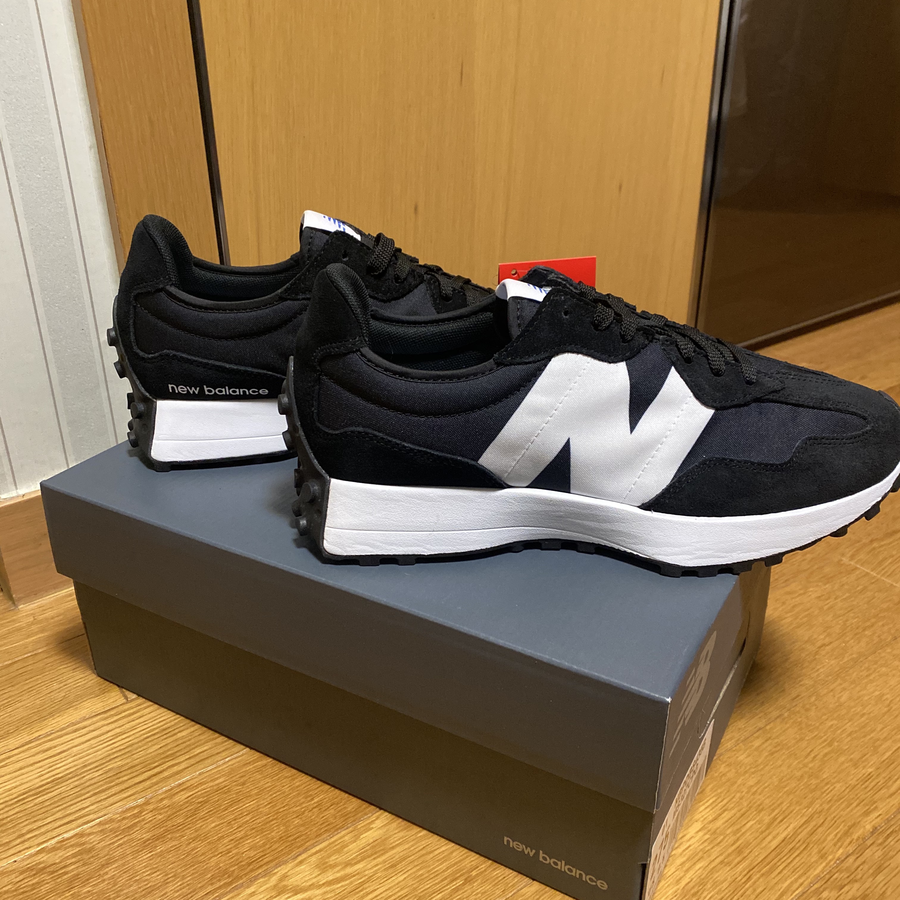 New Balance 327 Black 착용 스타일 - 1