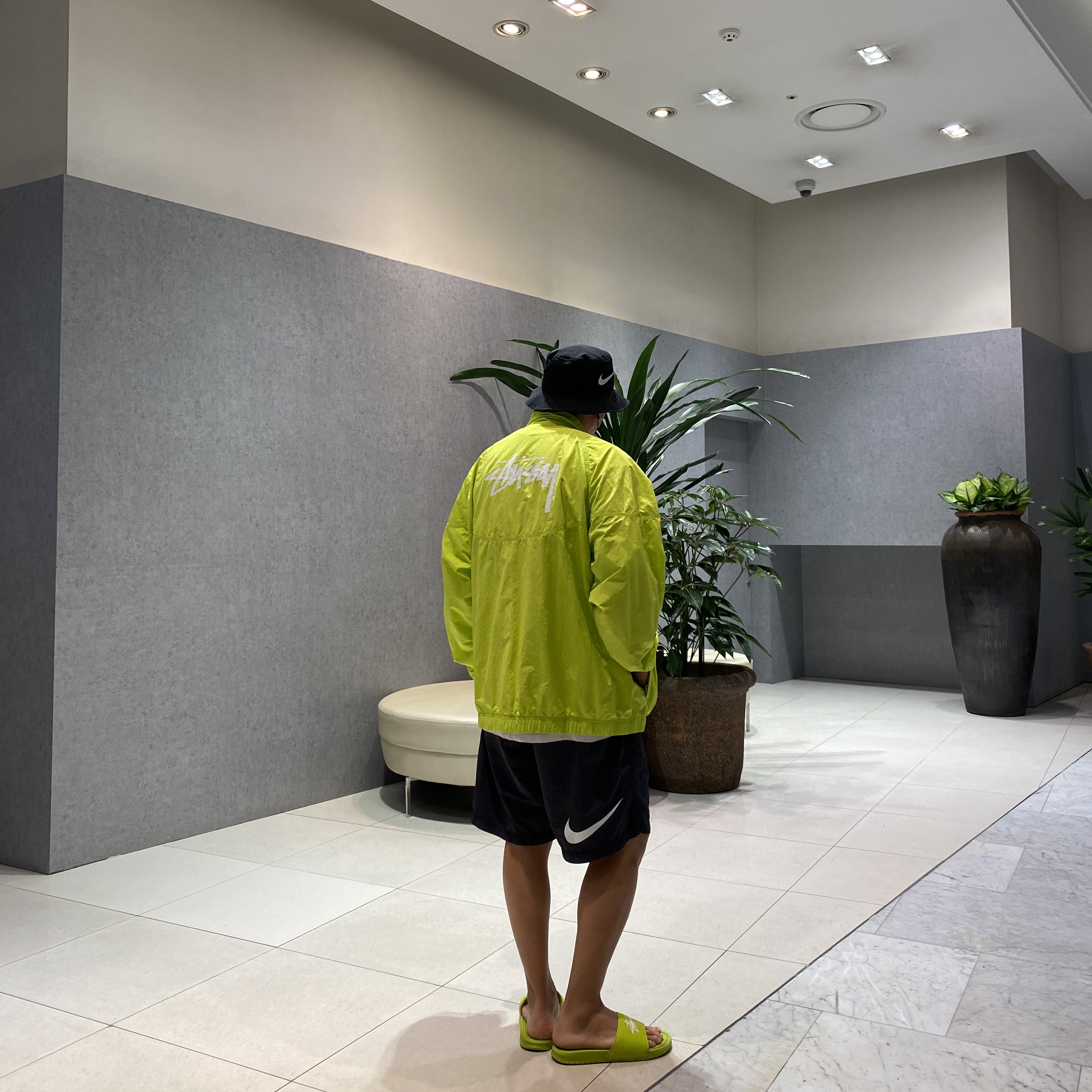 Nike x Stussy Water Shorts Off Noir, Nike x Stussy Windrunner Jacket Bright Cactus 착용 스타일