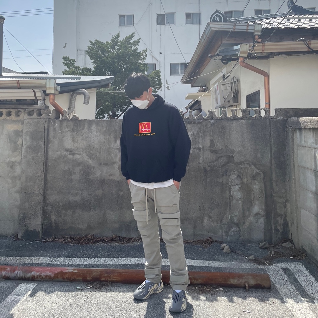 Adidas Yeezy Foam RNNR MXT Moon Gray 착용 스타일
