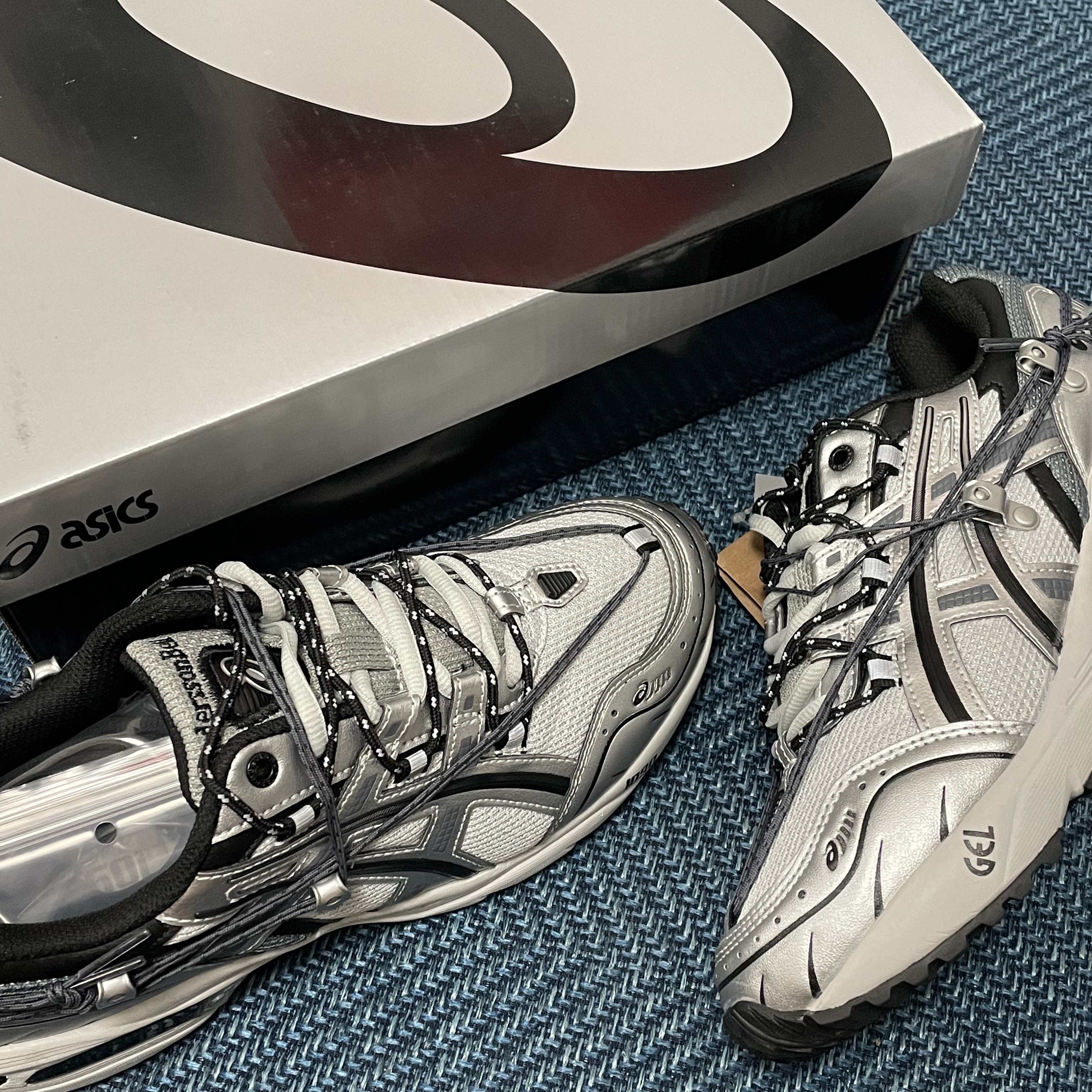 Asics x Andersson Bell Gel-1090 Glacier Grey Silver 착용 스타일