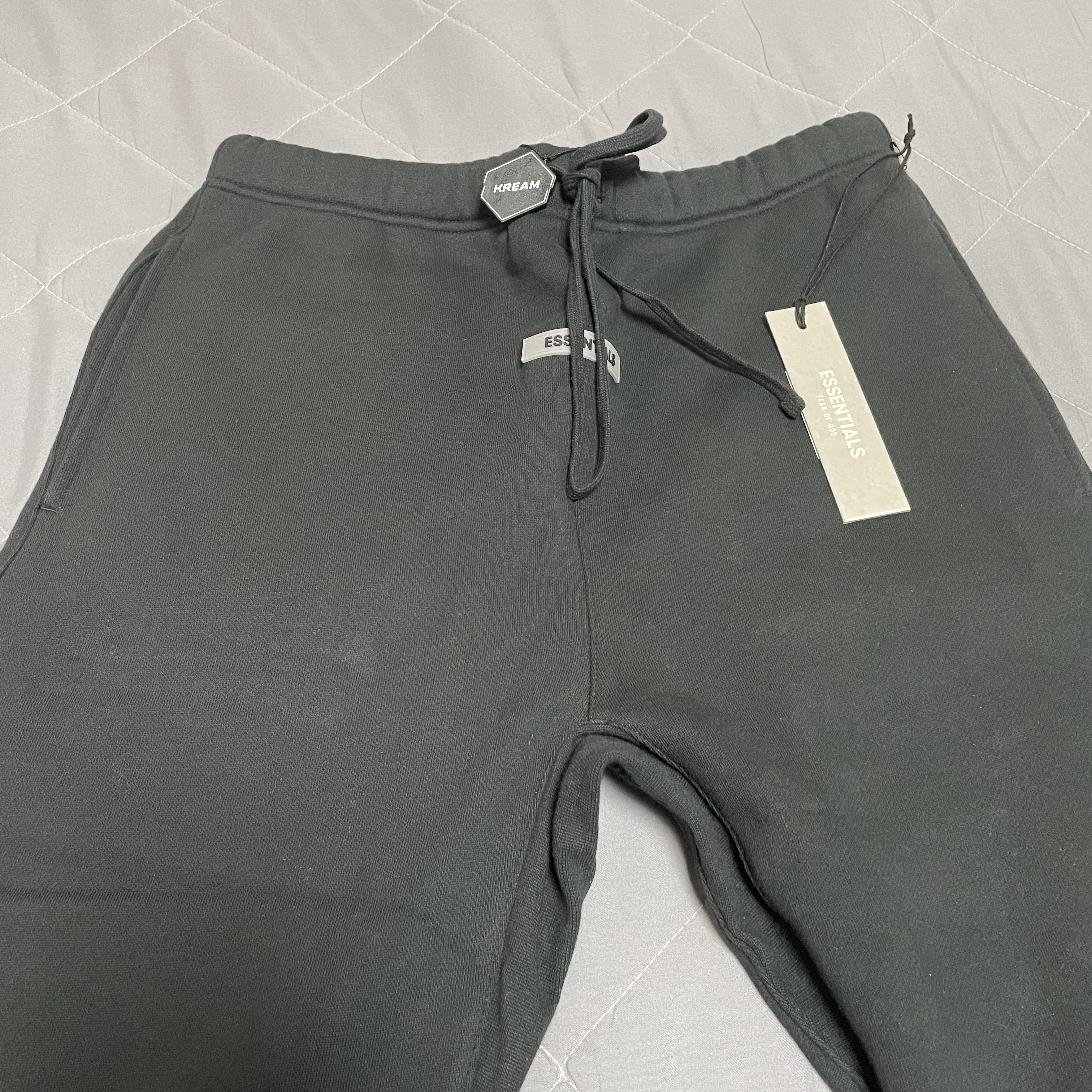 Essentials Sweatpants Dark Slate/Black 2020, Essentials 3D Silicon Applique Pullover Hoodie Dark Slate/Black 2020 착용 스타일 - 3