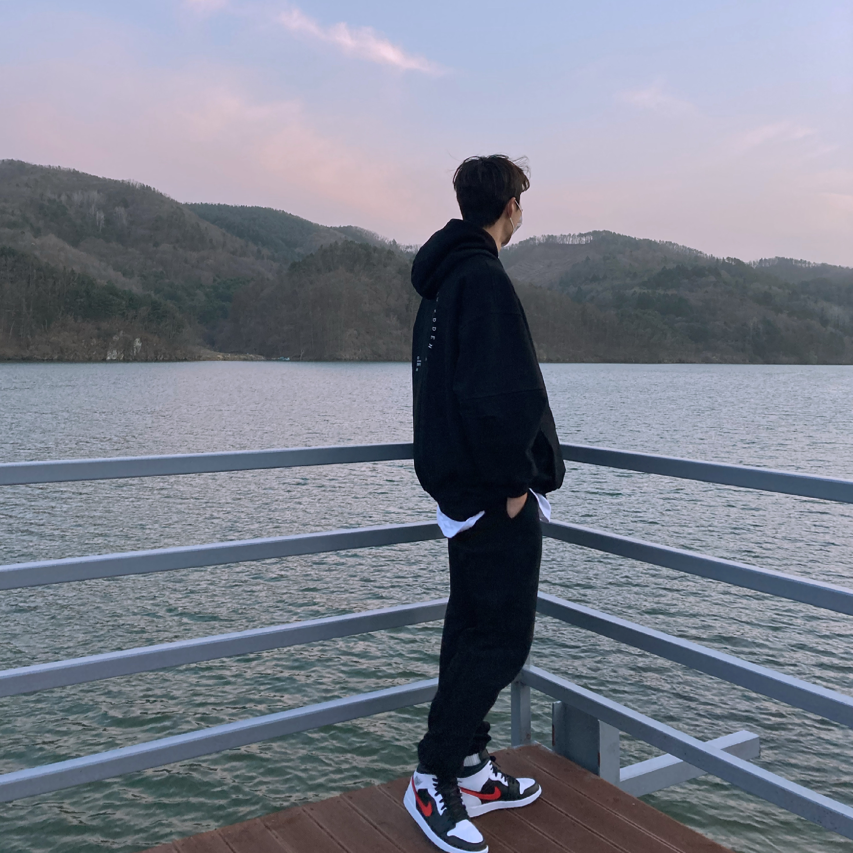 Jordan 1 Mid Black Chile Red 착용 스타일