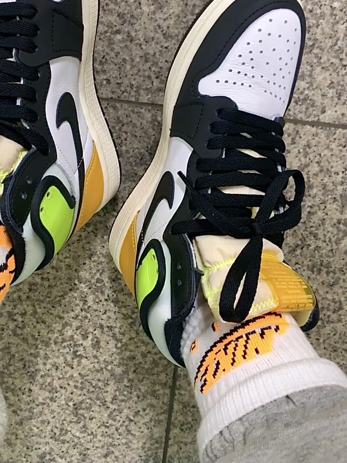 Jordan 1 Retro High OG Volt Gold, Nike x Kim Jones Crew Socks White (2 Pack) 착용 스타일