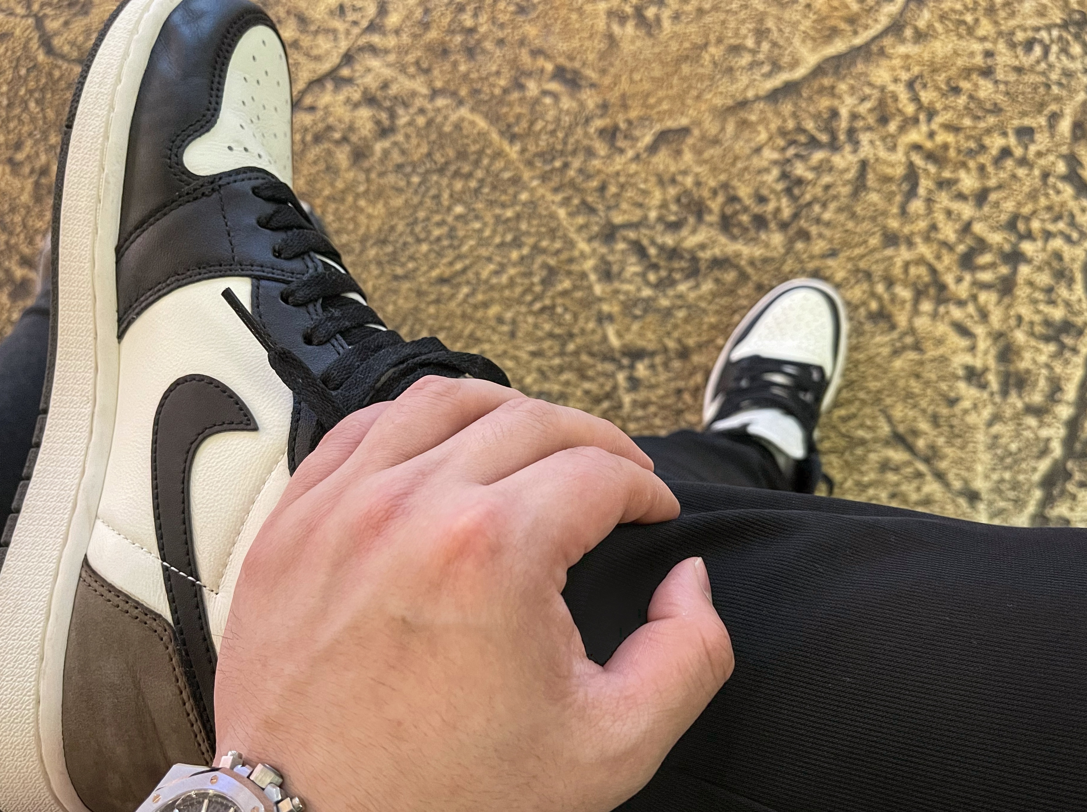 Jordan 1 Retro High OG Black Mocha 착용 스타일 - 2