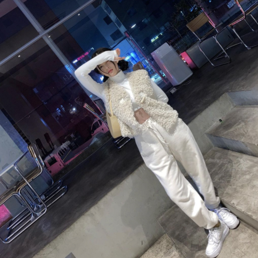 (W) Nike Air Force 1 Shadow Triple White 착용 스타일 - 2