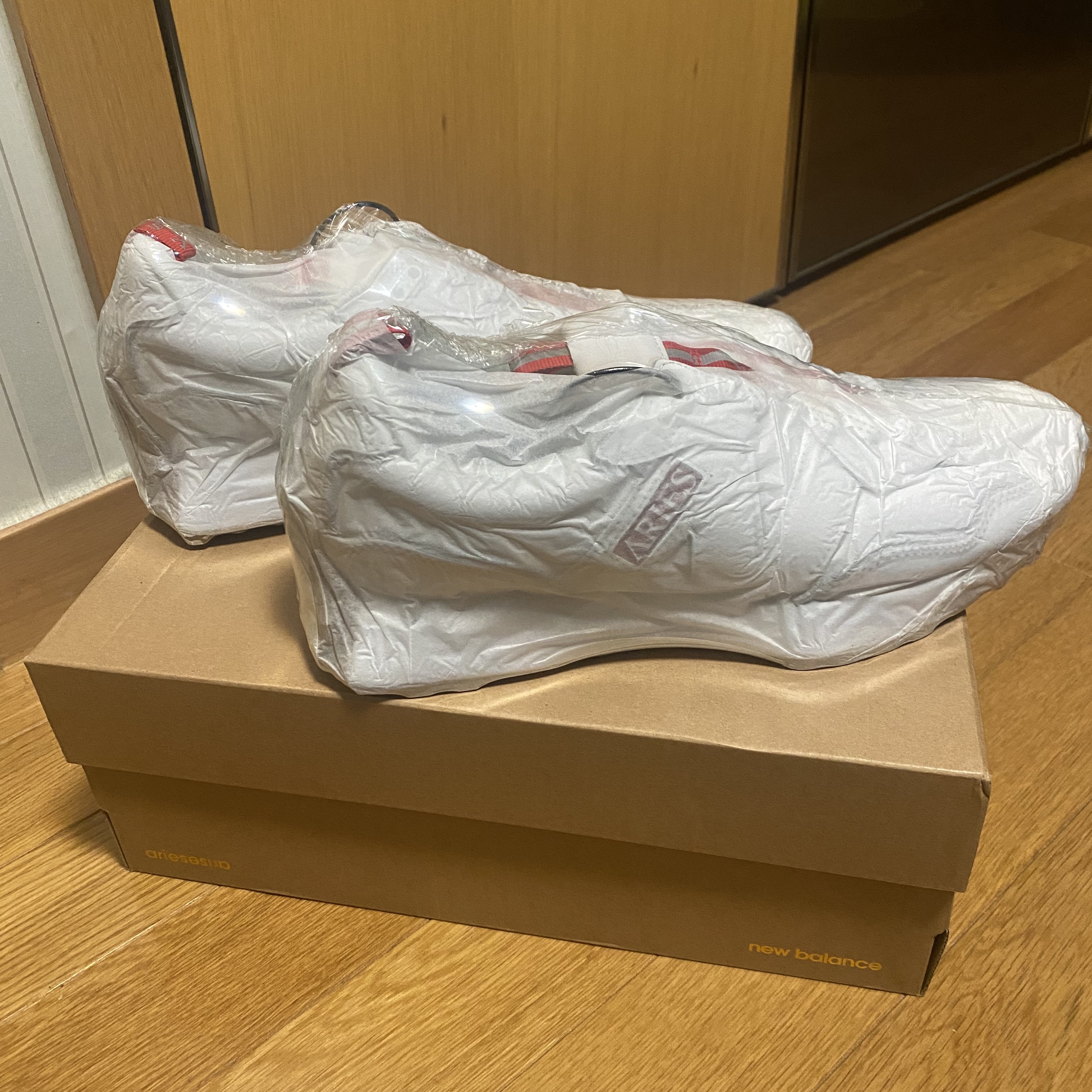 New Balance x Aries 327 White 착용 스타일 - 3