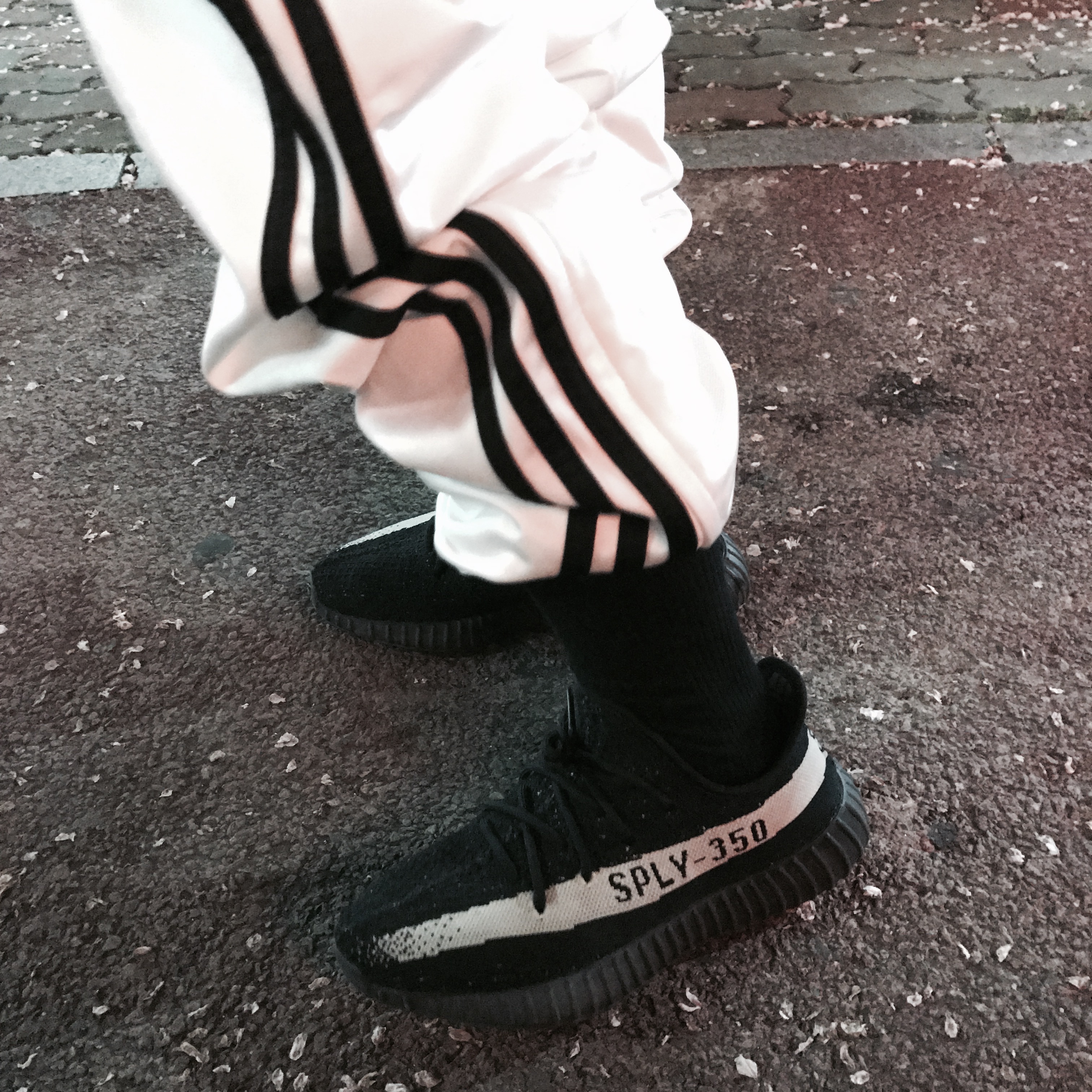 Adidas Yeezy Boost 350 V2 Core Black White 2016 착용 스타일 - 1