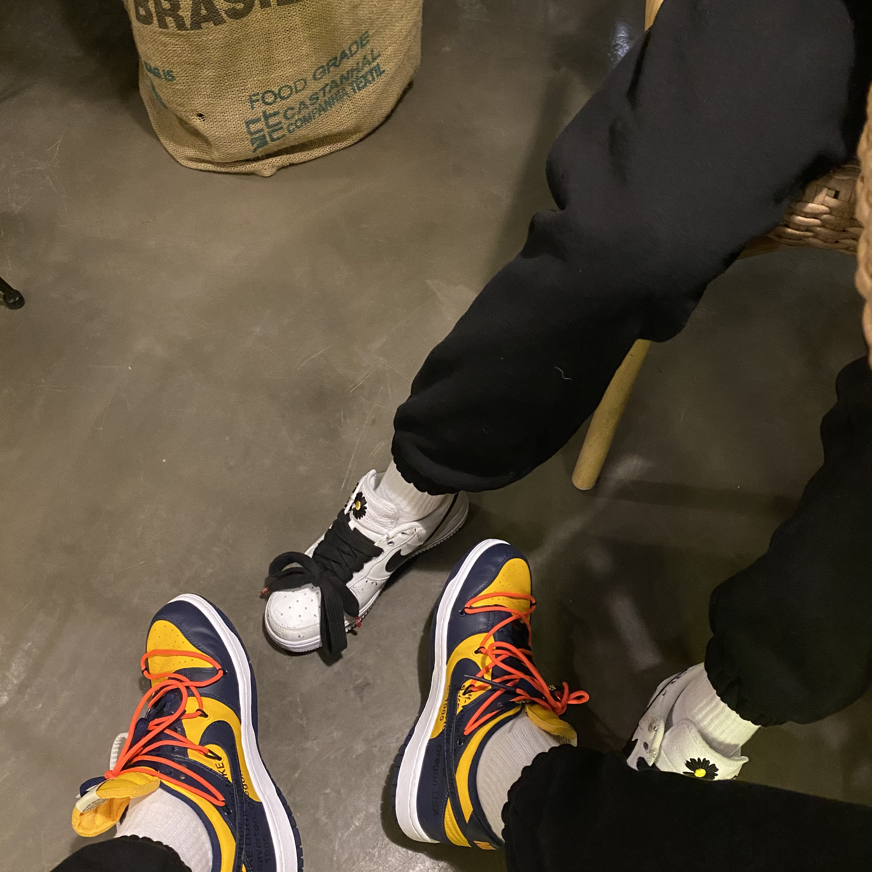 Nike x Off-White Dunk Low University Gold Midnight Navy, Nike x Peaceminusone Air Force 1 Low Para-Noise 2.0 착용 스타일