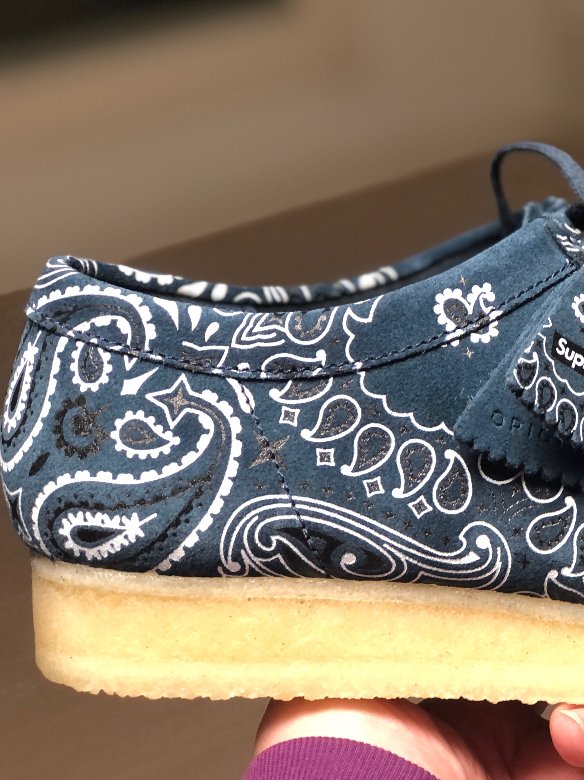 Clarks x Supreme Wallabee Blue Bandana 착용 스타일 - 2