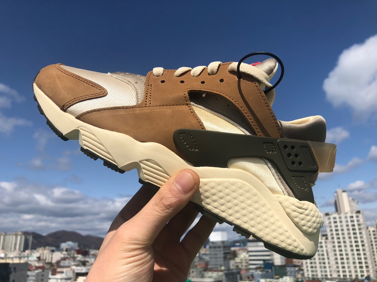 Nike x Stussy Air Huarache LE Desert Oak 착용 스타일