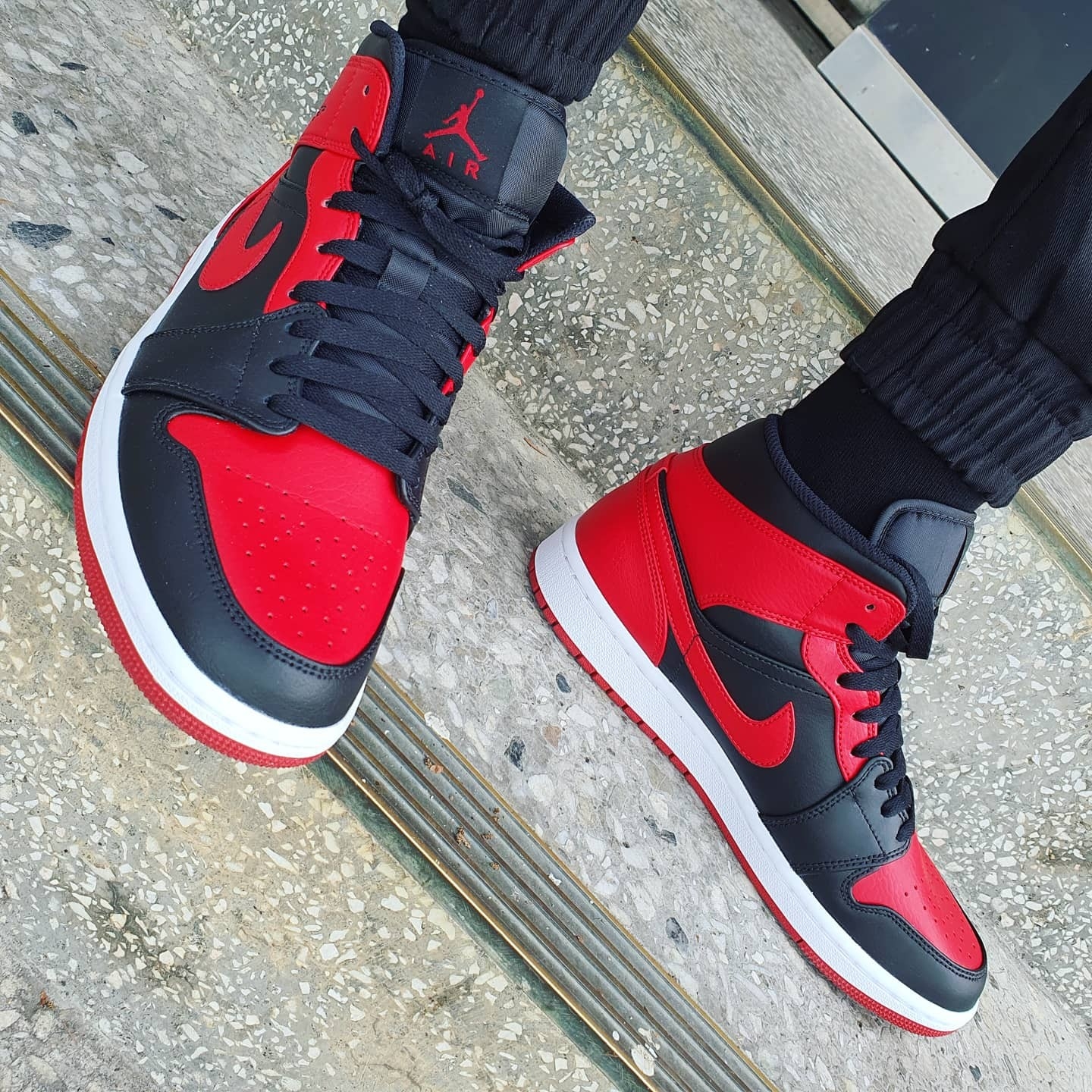 Jordan 1 Mid Bred Banned 2020 착용 스타일 - 1