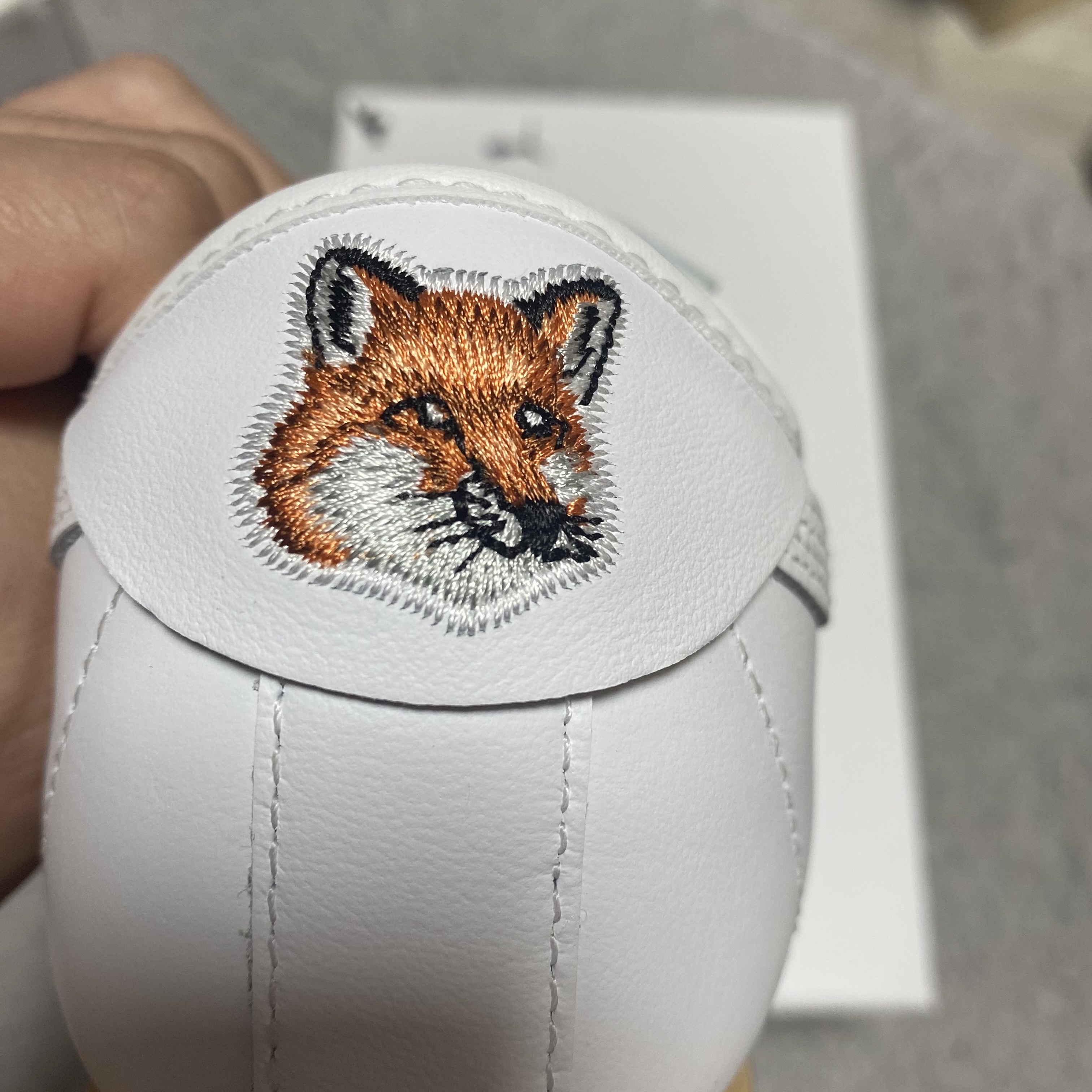 Puma x Maison Kitsune Roma White, Maison Kitsune Fox Head Patch Classic T-Shirt Black 착용 스타일 - 3